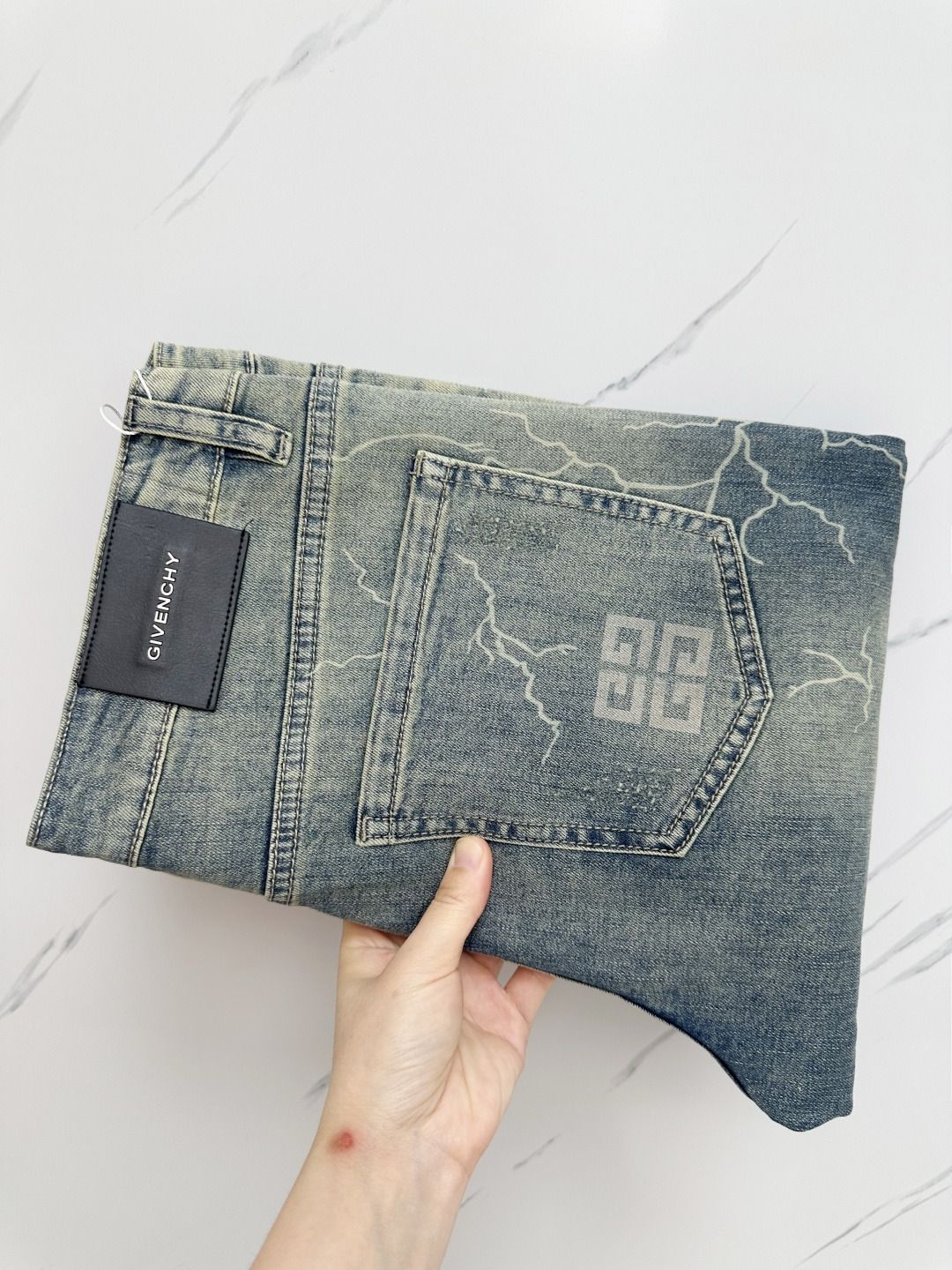 NO:537432,Givenchy's official counter is available at the same time, original singles are ruthless, super stylish jeans, customized original washing denim fabric, unique design, top-grade printing craft letter pattern logo, original hardware and auxiliary decoration, extremely superior jeans, the materials and craftsmanship are extremely luxurious and exquisite, extremely high-end, handsome and stylish, recommended, number 29-38, given jeans, alexander wang19860909纪梵希 官网专柜同步有售,原单狠货,超级有范儿的一款牛仔裤,定制原版水洗牛仔面料,独特设计,顶级印花工艺字母图案logo,原版五金辅料装饰,极为翘楚的一款牛仔裤,用料与工艺都极致奢华精湛,档次极高,上身帅气有型,推荐,码数29—38,,givenchy,jeans,alexander wang,Men's clothing