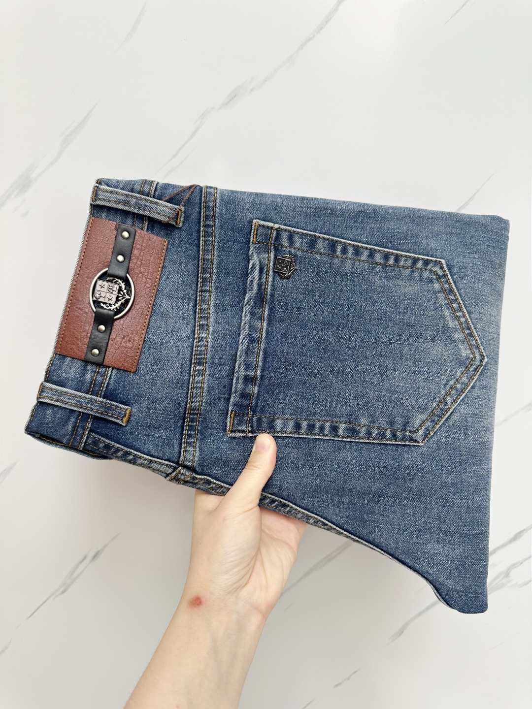 NO:537429,The official website counter is available at the same time. The original single product is a super stylish jeans, customized original washing denim fabric, unique design, top-grade printing craft letter pattern logo, original hardware and auxiliary decoration, extremely superior jeans, the materials and craftsmanship are extremely luxurious and exquisite, the grade is extremely high, the upper body is handsome and stylish, recommended, digits 29-38, jeans, alexander wang19860909官网专柜同步有售,原单狠货,超级有范儿的一款牛仔裤,定制原版水洗牛仔面料,独特设计,顶级印花工艺字母图案logo,原版五金辅料装饰,极为翘楚的一款牛仔裤,用料与工艺都极致奢华精湛,档次极高,上身帅气有型,推荐,码数29—38,,jeans,alexander wang,Men's clothing