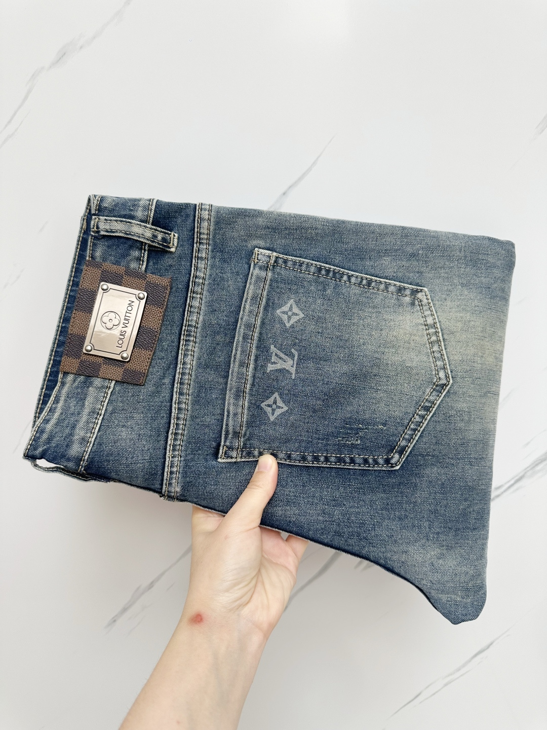 NO:537426,LV official website counter is available simultaneously, original singles, super stylish jeans, customized original washing denim fabric, unique design, top-grade printed craft letter pattern logo, original hardware and auxiliary decoration, extremely superior jeans, the materials and craftsmanship are extremely luxurious and exquisite, extremely high-end, handsome and stylish, recommended, digits 29-38,, louis vuitton, jeans, alexander wang19860909LV 官网专柜同步有售,原单狠货,超级有范儿的一款牛仔裤,定制原版水洗牛仔面料,独特设计,顶级印花工艺字母图案logo,原版五金辅料装饰,极为翘楚的一款牛仔裤,用料与工艺都极致奢华精湛,档次极高,上身帅气有型,推荐,码数29—38,,louis vuitton,jeans,alexander wang,Men's clothing