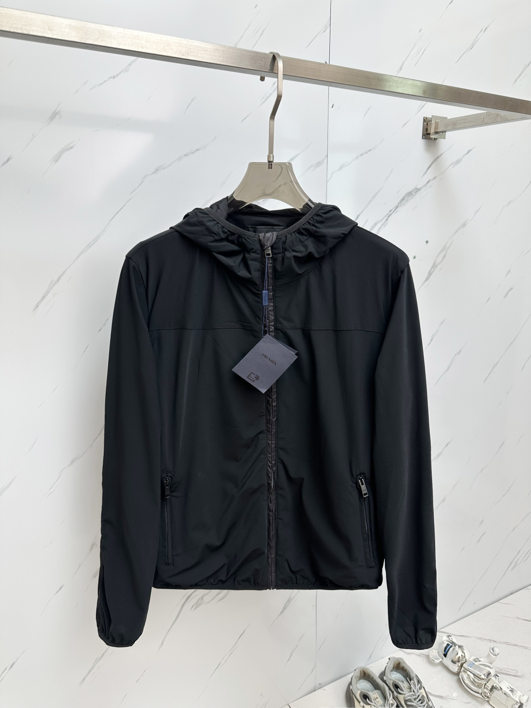 NO:491306,PRADA spring and summer casual jackets are available in trading companies and are sold on the official website at the same time. The most anticipated high-quality products of the male and female goddesses are coming, making you feel what it means to be truly luxurious and has a connotation! The upper body is comfortable, light and not stuffy, and customized polyester fiber fabric!  Give you the most enjoyable dressing experience!  Logo printing pattern design!  Perfectly enhance the overall sense of luxury and class, and you can get a high-end luxury atmosphere at a glance! The basic conventional hooded jacket style cut is versatile and simple, and it is easy to deal with various occasions and environments. It is undoubtedly a must-have item for daily commuting! Size M3XL, prada, jackets & coats, jackets & coats, hats, alexander wang19860909PRADA 春夏休闲夹克外套,贸易公司渠道稀出,同步官网发售,男神女神最为期待的精品狠货重磅来袭,让你感受到什么叫真正的高奢有内涵!上身舒适轻盈不闷热, 定制聚酯纤维面料！给你最为享受的穿着体验！Logo印花图案设计！完美提升了整体的奢华档次感,一眼就能Get到的高端奢华气息!基础常规的连帽夹克版型裁剪,上身百搭简约不挑人,轻松应对各种场合与环境,属于日常通勤必备的臻品无疑!尺码M3XL,,prada,jackets & coats,jackets & coats,hats,alexander wang,Men's clothing