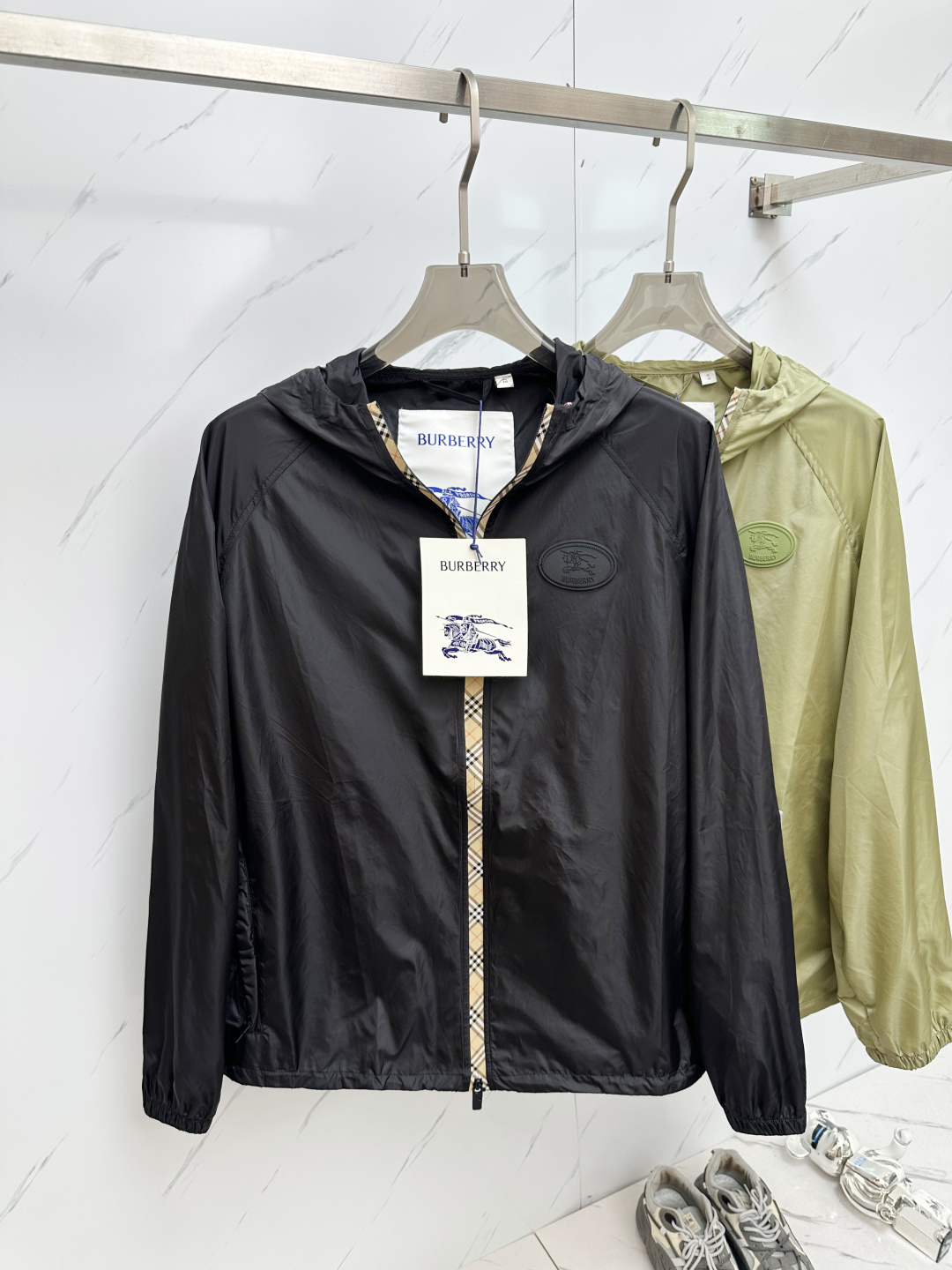 NO:491308,BURB spring and summer casual jackets are available in trading companies and are sold on the official website at the same time. The most anticipated high-quality products of the male and female goddesses are coming, making you feel what it means to be truly luxurious and has a connotation! The upper body is comfortable, light and not stuffy, and customized polyester fiber fabric!  Give you the most enjoyable dressing experience!  Logo printing pattern design!  Perfectly enhance the overall sense of luxury and class, and you can get a high-end luxury atmosphere at a glance! The basic conventional hooded jacket style cut is versatile and simple, and it is easy to deal with various occasions and environments. It is undoubtedly a must-have item for daily commuting! Size S-XL, burberry, jackets & coats, jackets & coats, hats, alexander wang19860909BURB 春夏休闲夹克外套,贸易公司渠道稀出,同步官网发售,男神女神最为期待的精品狠货重磅来袭,让你感受到什么叫真正的高奢有内涵!上身舒适轻盈不闷热, 定制聚酯纤维面料！给你最为享受的穿着体验！Logo印花图案设计！完美提升了整体的奢华档次感,一眼就能Get到的高端奢华气息!基础常规的连帽夹克版型裁剪,上身百搭简约不挑人,轻松应对各种场合与环境,属于日常通勤必备的臻品无疑!尺码S—XL,,burberry,jackets & coats,jackets & coats,hats,alexander wang,Men's clothing