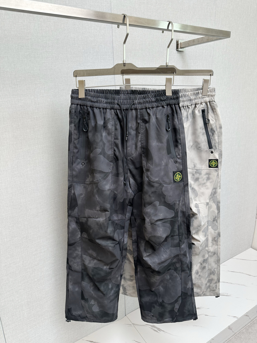 NO:491259,Shitou Island autumn casual straight-leg work trousers are made of polyester fabric, wear-resistant, wrinkle-resistant and quick-drying. The elastic waistline of the camouflage pants, hiking, camping, workwear style, and street style. The upper body is eye-catching enough and has a great chance of turning back!  Code number M-3XL, alexander wang19860909石头岛秋款休闲直筒工装长裤,采用聚酯纤维面料耐磨、抗皱、快干,迷彩裤弹性腰围、徒步、露营、工装风、街头风格搭配. 上身足够吸睛且回头率爆棚！码数M-3XL,,alexander wang,Men's clothing