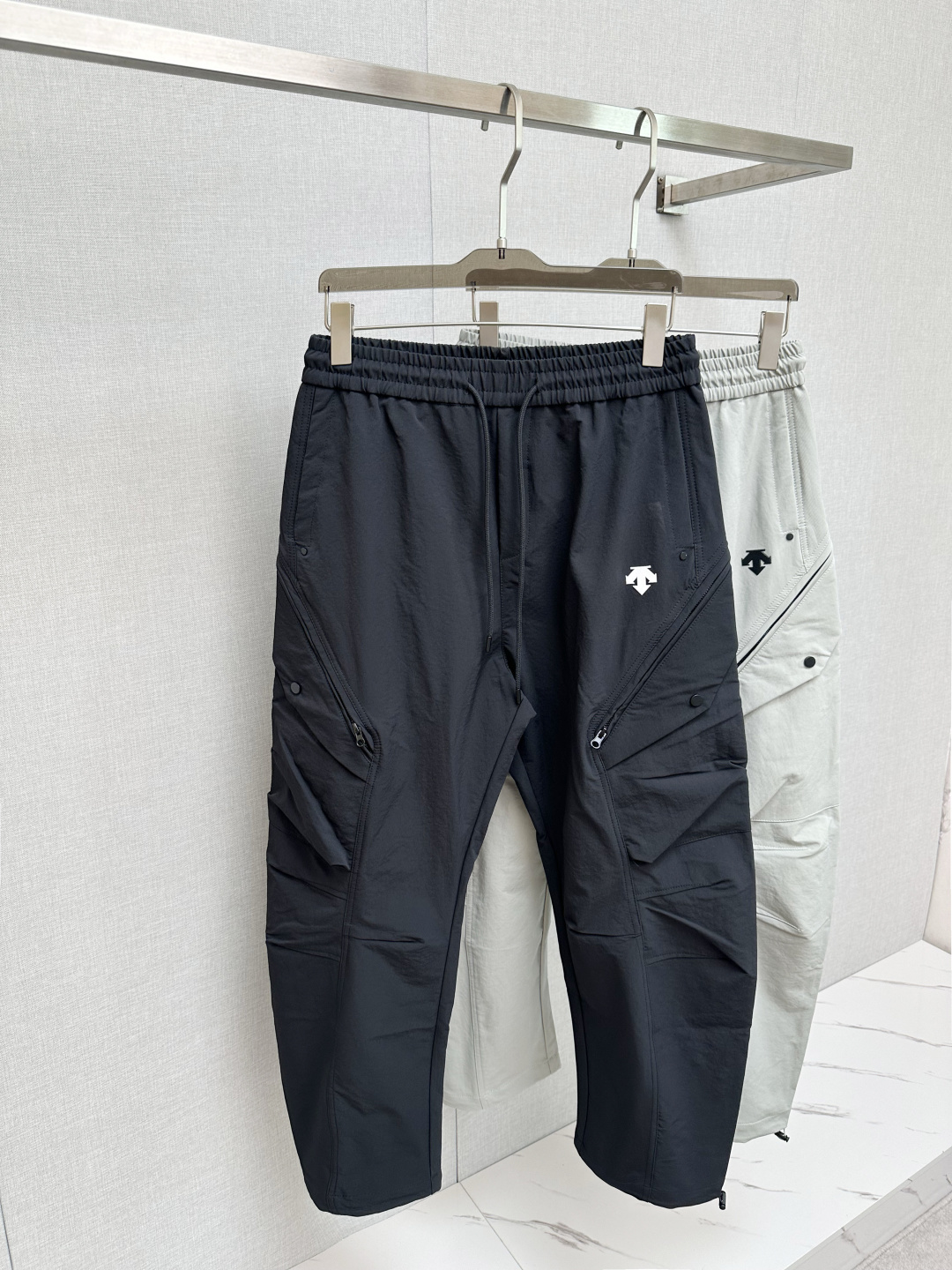 NO:476830,DiSant autumn trousers, Hong Kong foreign companies channel products, high-quality polyester fiber fabrics, and the delicateness and softness are extraordinary. The logo adds highlights and shows unique style charm everywhere. It is undoubtedly a hot pants!  It uses classic brand elements, from the main fabric to the detailed craftsmanship, all of which show the ingenuity of quality. The iconic logo LOGO perfects the design charm, soft and comfortable touch, very high-end, retro and fashionable, with a tasteful and tuneful visual style, and is a soul-like identity display!  Size M-3XL, alexander wang19860909迪桑特秋款长裤,香港洋行渠道货,高级优质聚酯纤维面料,,细腻柔软程度非同一般.标识增添看点,处处彰显独特的风格魅力,毋庸置疑的爆卖裤装！ 运用了经典的品牌元素,从主体面料到细节工艺,无不彰显出品质的匠心所在.标志性徽标LOGO完善设计韵味,触感柔软舒适,非常高级复古且时髦,视觉画风有品有调,属于灵魂式的身份彰显！尺码M-3XL,,alexander wang,Men's clothing