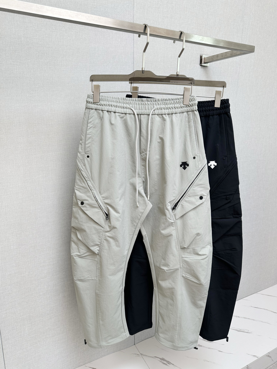 NO:491312,DiSant autumn trousers, Hong Kong foreign companies channel products, high-quality polyester fiber fabrics, and the delicateness and softness are extraordinary. The logo adds highlights and shows unique style charm everywhere. It is undoubtedly a hot pants!  It uses classic brand elements, from the main fabric to the detailed craftsmanship, all of which show the ingenuity of quality. The iconic logo LOGO perfects the design charm, soft and comfortable touch, very high-end, retro and fashionable, with a tasteful and tuneful visual style, and is a soul-like identity display!  Size M-3XL, alexander wang19860909迪桑特秋款长裤,香港洋行渠道货,高级优质聚酯纤维面料,,细腻柔软程度非同一般.标识增添看点,处处彰显独特的风格魅力,毋庸置疑的爆卖裤装！ 运用了经典的品牌元素,从主体面料到细节工艺,无不彰显出品质的匠心所在.标志性徽标LOGO完善设计韵味,触感柔软舒适,非常高级复古且时髦,视觉画风有品有调,属于灵魂式的身份彰显！尺码M-3XL,,alexander wang,Men's clothing