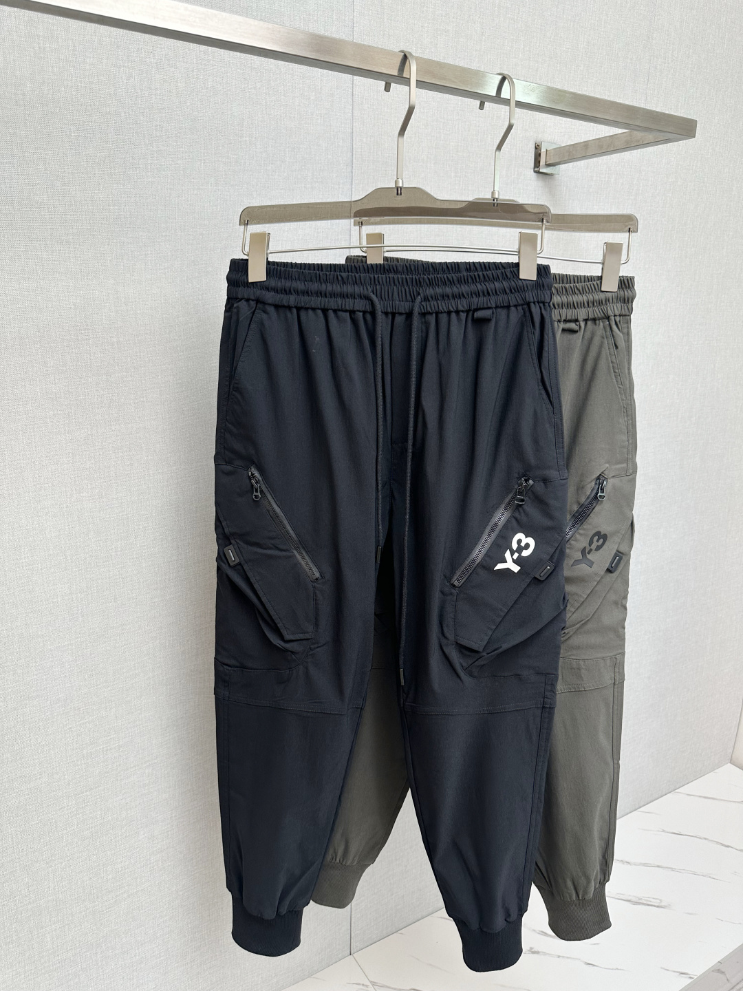 NO:491267,Y.3 autumn casual trousers are made of high-quality woven material, the fabric is silky and crisp, and the zipper design on both sides is decorated. The upper body is eye-catching and full of reversal rates!  Casual style cut, same style for men and women!  Code number M-XXXL, alexander wang19860909Y.3秋季休闲长裤,采用优质梭织材质,面料丝滑挺括,两侧拉链设计装饰,上身足够吸睛且回头率爆棚！休闲装版型剪裁,男女同款！码数M-XXXL,,alexander wang,Men's clothing