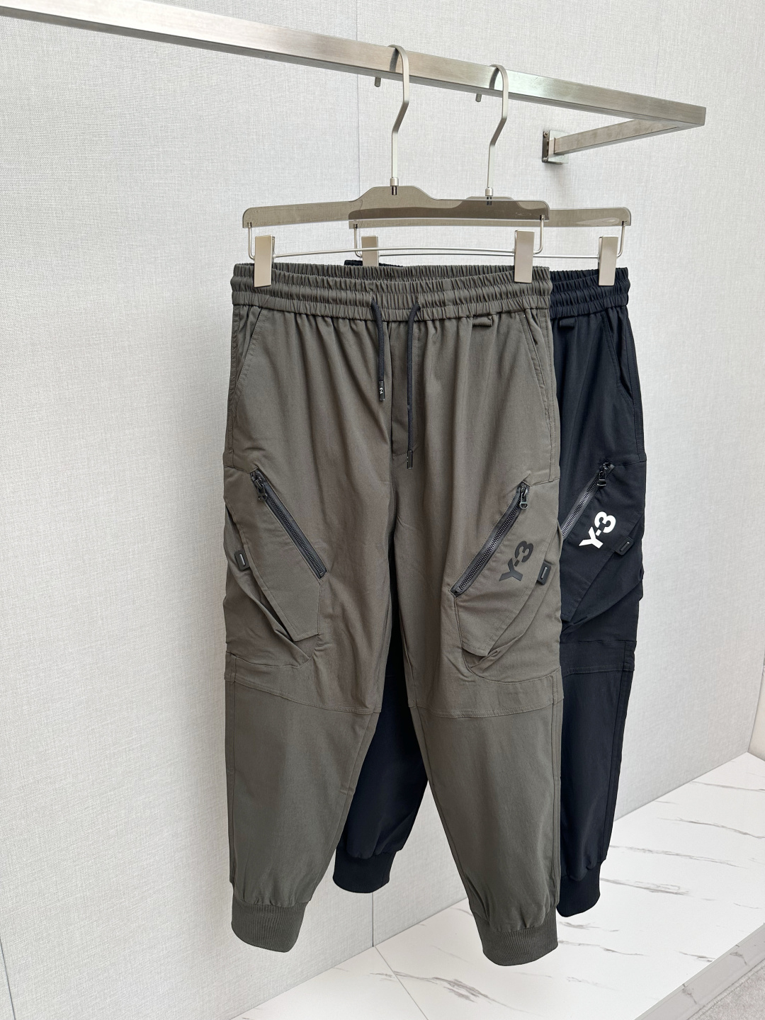 NO:476812,Y.3 autumn casual trousers are made of high-quality woven material, the fabric is silky and crisp, and the zipper design on both sides is decorated. The upper body is eye-catching and full of reversal rates!  Casual style cut, same style for men and women!  Code number M-XXXL, alexander wang19860909Y.3秋季休闲长裤,采用优质梭织材质,面料丝滑挺括,两侧拉链设计装饰,上身足够吸睛且回头率爆棚！休闲装版型剪裁,男女同款！码数M-XXXL,,alexander wang,Men's clothing