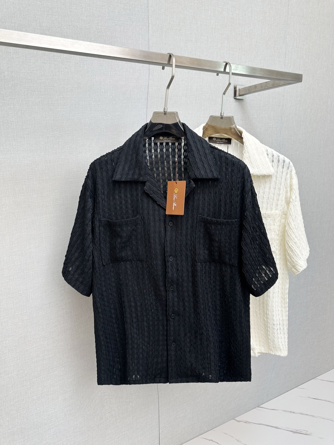 NO:476794,LP new old Qian style casual knitted jacquard cardigan short-sleeved, the clothes feel soft and skin-friendly, visually exquisite, textured, noble, very simple and quality. The unique neutral tone instantly illuminates your overall shape, a lapel design that combines classic and fashionable, simple without losing its style. It is just for business and casual, versatile and not picky!  Code number M-2XL, loro piana, T-shirt, alexander wang19860909LP新款老钱风休闲针织提花开衫短袖,衣服触感柔软亲肤,视觉上很精致、有质感、高贵,非常简单也很显品质.独特的中性色调,瞬间点亮你的整体造型,经典与时尚融合的翻领设计,简约而不失格调.商务休闲俩即可,百搭不挑！码数M-2XL,,loro piana,T-shirt,alexander wang,Men's clothing