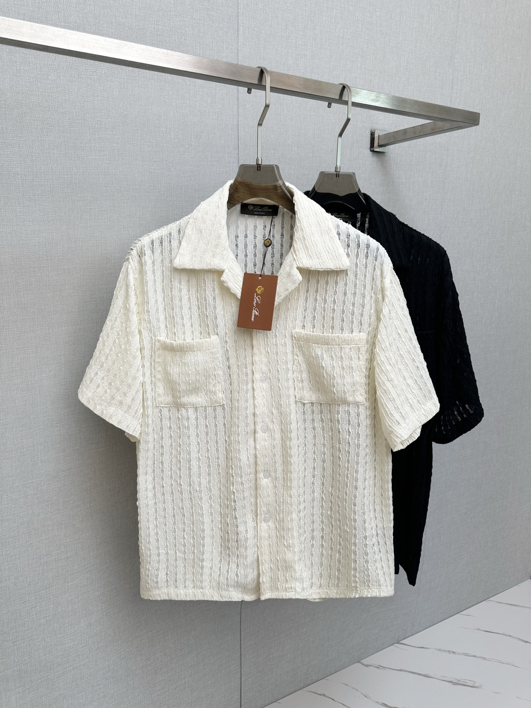 NO:491282,The new LP old Qian style casual knitted jacquard cardigan has a short-sleeved shirt. The clothes feel soft and skin-friendly. They are visually exquisite, textured and noble, very simple and show quality. The unique neutral tone instantly illuminates your overall shape. The lapel design that combines classic and fashionable is simple but not lacking in style. Just be business and casual, versatile and not picky!  Code number M-2XL, loro piana, T-shirt, alexander wang19860909LP新款老钱风休闲针织提花开衫短袖,衣服触感柔软亲肤,视觉上很精致、有质感、高贵,非常简单也很显品质.独特的中性色调,瞬间点亮你的整体造型,经典与时尚融合的翻领设计,简约而不失格调.商务休闲俩即可,百搭不挑！码数M-2XL,,loro piana,T-shirt,alexander wang,Men's clothing