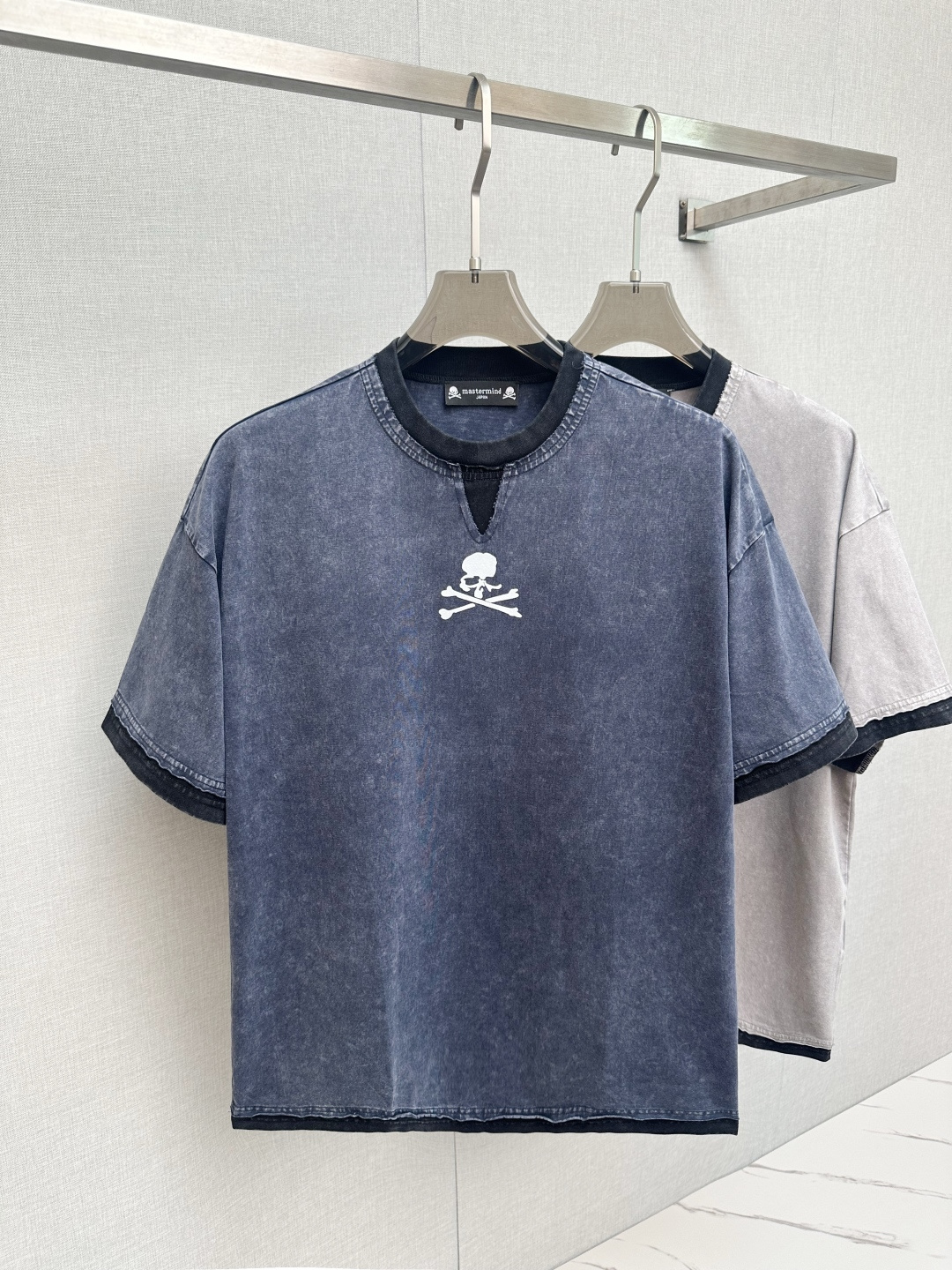 NO:491290,MMJ fake two-piece short-sleeved T-shirt, the fabric is made of high-quality fabric, flat, hard and stylish, the fake two-piece design contrasting color splicing gives a sense of layering, the log chest flocking logo design back pressing glue, the design is super high street style, super beautiful and versatile!  Same model for men and women. Number of codes: S-2XL, T-shirt,tees, t-shirt,alexander wang19860909MMJ假两件新款短袖T恤,面料采用优质面料,平整硬挺有型,假两件设计撞色拼接穿出层次感,log胸前植绒logo设计后背压胶,设计超高街风,超级好看百搭！男女同款 码数:S-2XL,,T-shirt,tees，t-shirt,alexander wang,Men's clothing