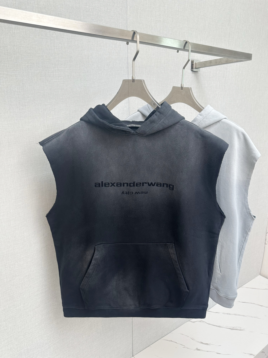 NO:476803,The new vest vest vest vest is made of heavy-industrial wash cotton, flocked logo design, delicate touch, matched with the brand logo on the chest, and a long-sleeved T-shirt inside, which is super fashionable and fashionable!  S-2XL men and women, alexander wang,tees, t-shirt, alexander wang19860909大王秋款新款马甲背心采用重工水洗纯棉做旧面料,植绒Logo设计,手感细腻,搭配胸前品牌标识,内里可搭配长袖T恤,超级时尚洋气！码数S-2XL男女同款,,alexander wang,tees，t-shirt,alexander wang,Men's clothing