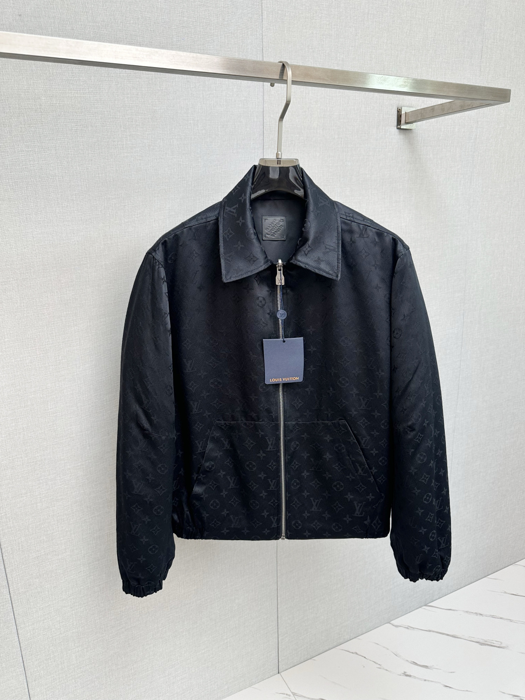 NO:476778,Louis Vuitton 2025 new double-sided jacket LV jacket adopts classic lapel double-sided wear style, simple and capable, suitable for business, casual and other occasions. The overall short style is neat and stylish, which can optimize the body proportions and show the tough temperament of men. The iconic LV metal logo on the chest enhances the brand recognition and fashion sense. On the one hand, it uses imported leather fabric to show its personality; on the other hand, it uses different colored plaid fabric to add visual layer and design sense; it is highly functional, and can be worn on both sides to provide different dress choices, increasing the frequency and practicality of use, and adapt to different occasions and weather conditions. On the one hand, it is calm and restrained, low-key texture, suitable for business and leisure and other occasions; on the other hand, it hides surprises, or has unique textures, satisfying your desire to change your style at will. Number of codes 48 50 52 54 56 Color black,,louis  vuitton,louis vuitton,jackets & coats,jackets & coats,alexander wang19860909Louis Vuitton2025新款双面夹克 LV这款外套采用经典翻领双面穿款式,简约干练,适配商务、休闲等多种场合.整体短款版型,利落有型,可优化身材比例,展现男士硬朗气质,胸前标志性LV金属标识,提升品牌辨识度与时尚感. 一面采用进口皮质面料,尽显个性；另一面采用异色格子面料,增添视觉层次与设计感；功能性强,可双面穿提供不同穿着选择,增加使用频率和实用性,适应不同场合与天气条件.一面沉稳内敛,低调质感,适配商务休闲等多种场合；另一面暗藏惊喜,或有别致纹理,满足你随心变换风格的渴望. 码数48 50 52 54 56 颜色黑色,,louis vuitton,louis vuitton,jackets & coats,jackets & coats,alexander wang,Men's clothing