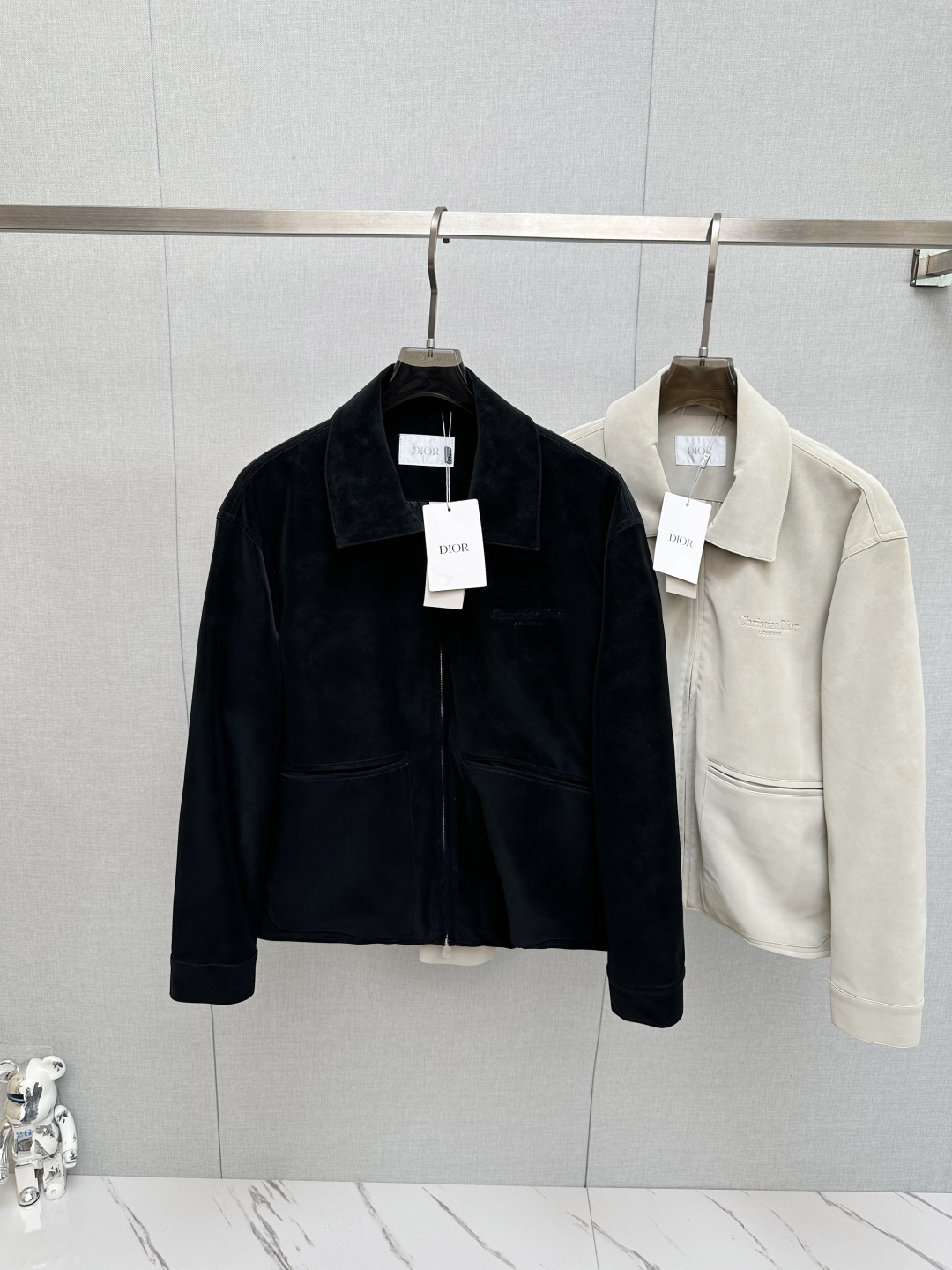 NO:549921,Dr.25FW new CD letter embossed pattern suede jacket, men's high-end urban style lapel jacket. The channel goods of private nature are coming again, platinum-grade tasting things. CD family hot elements portray, smooth and delicate suede fabric, lined with dark patterns and jacquard letter logo, a wonderful item with an excellent temperament!  A god-level item that makes all tops look eclipsed!  When I encounter such an excellent product, I am willing to call it the strongest!  The style of this shirt jacket is very distinctive and unique. The lining is designed with dark-patterned jacquard letters, highlighting the fashionable atmosphere, emphasizing the classic soul texture, and highlighting the beauty of luxury and fashion. This style really has a natural high street beauty, meeting all your outfit needs, allowing you to look down on the whole world with trends!  The smooth and delicate suede fabric is crisp and comfortable, with soft texture. The simple lines are easy to wear with decent and elegant texture. The suede texture has a retro feel and a strong autumn and winter atmosphere. The rich but not ostentatious easily shows the affinity and high-end sense of clothing. Heavy texture, exquisite details, loose and stylish, full of silhouette and layering. The style is excellent, the upper body effect is unparalleled, and it is destined to be an excellent styling item that goes out, with a high return rate. Size S-2XL,,dior, jackets & coats, jackets & coats,chamois leather,alexander wang19860909Dr.25FW新款CD字母压纹图案麂皮绒夹克,男士高端都市风尚翻领外套.私密性质的渠道货再次来临,白金级品鉴心水之物.CD家族热元素刻画,顺滑细腻的麂皮绒面料,内衬暗纹提花字母标识,一款气质绝伦的妙曼单品！让所有上衣都黯然失色的神级单品！ 遇到一款如此的绝佳产物,我愿意称之其为最强！此款衬衣夹克的风格十分之鲜明独特,内衬采用暗纹提花字母图案设计,彰显时髦气息,着重强调经典的灵魂质感,凸显奢华时尚之美.此款真的有着浑然天成的高街美感,满足你的一切穿搭所需,让你用潮流俯视整个世界！ 顺滑细腻的麂皮绒面料,挺括舒适,质地柔软,简洁的线条廓形容易穿出得体优雅的质感,麂皮绒质地具有复古感和浓浓秋冬气息的颜色,浓郁却不张扬的轻松就展现出了服装的亲和力和高级感.重磅质感,细节精致感十足,宽松有范,廓形、层次感十足.版型绝佳,上身效果无与伦比,注定属于出街的优秀造型单品,回头率爆表. 尺码S-2XL,,dior,jackets & coats,jackets & coats,chamois leather,alexander wang,Men's clothing