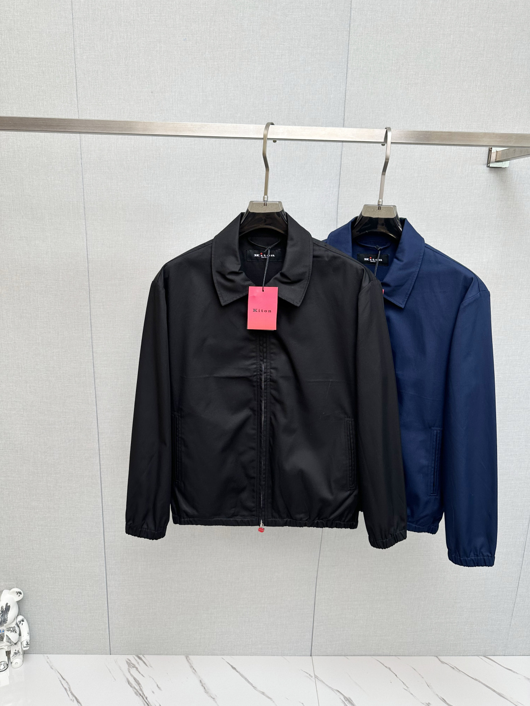 NO:522393,The collision of classic and innovation, the unique design and high quality of Kiton lapel jacket Kiton jacket make the wearer more conspicuous in the crowd. Special attention is paid to tailoring technology, and the three-dimensional and line beauty of this jacket is displayed through precise cutting and detailed wiring, which is fit and natural and atmospheric. In the details, it is unique, customized auxiliary hardware accessories are provided, and the red metal zipper head is really eye-catching, and the cuffs are elastically tightened to keep warm. The collar adopts a lapel design, which is both in line with fashion trends and can effectively prevent wind. The classic design of Kiton jacket is simple and elegant, retaining the classic elements of the windbreaker and incorporating fashion elements, making the jacket more fashionable and versatile. Two colors are available to meet the matching needs of different clothing.  It has both classic eternal charm and modern fashion atmosphere. Whether it is a solemn business occasion or a relaxed leisure time, the Kiton jacket can show the wearer's elegant temperament and unique taste. S-2XL, Jackets & coats, Jackets & coats, alexander wang19860909经典与创新的碰撞,Kiton翻领夹克外套Kiton夹克的独特设计和高品质,使穿着者在人群中更加显眼. 尤其注重剪裁工艺,通过精准的裁剪和细致的走线,展现出这款夹克的立体感和线条美,穿着合身且自然大气. 在细节处理上独具匠心,客供订制辅料五金配件,红色金属拉链头着实醒目亮眼,袖口采用弹力收紧设计,可以更好地保暖；领口采用翻领设计,既符合时尚潮流,又能有效防风； 经典设计Kiton的夹克设计简约而不失优雅,既保留了风衣的经典元素,又融入了时尚元素,使夹克更加时尚百搭. 提供2种颜色的选择,以满足不同服饰的搭配需求. 既有经典的永恒魅力,又不失现代的时尚气息.无论是庄重的商务场合,还是轻松的休闲时光,Kiton夹克都能展现出穿着者的优雅气质和独特品味. 码数S-2XL,,jackets & coats,jackets & coats,alexander wang,Men's clothing