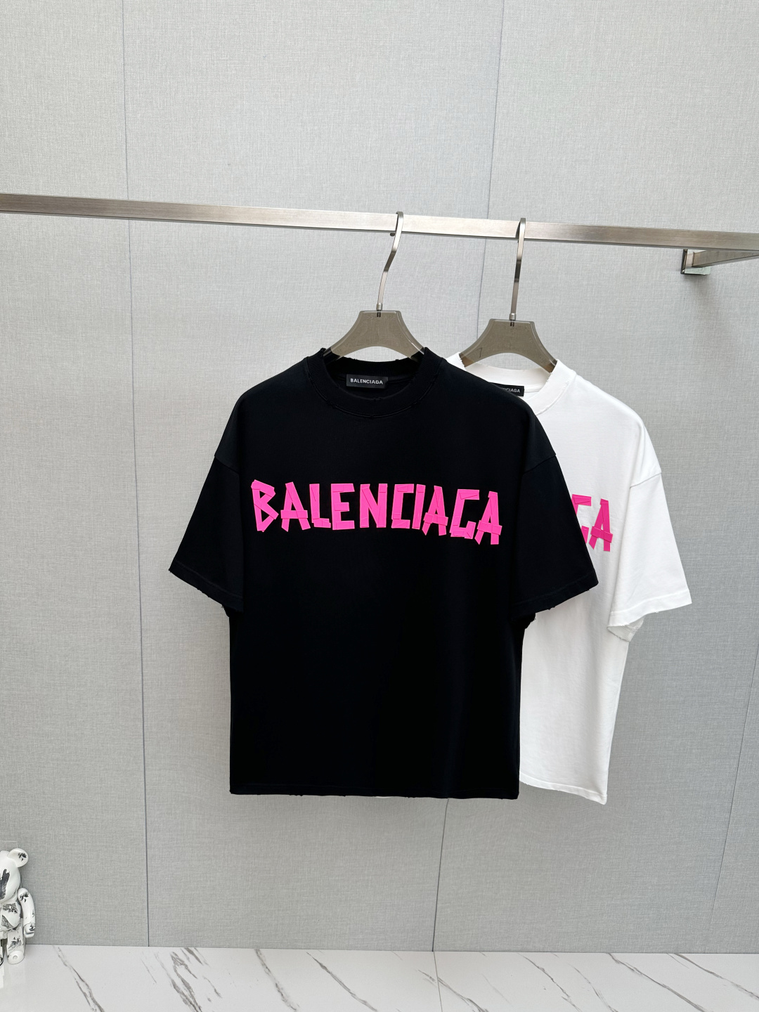 NO:480116,BALE heavy 2025 spring and summer new round neck short-sleeved logo original fabric, official same style, short-sleeved T-shirt, customized fabric, very comfortable to touch, the latest brick cabinet in spring and summer, fashionable and personalized, super versatile and beautiful, very suitable for both men and women, essential models for everyone XS—L,,balenciaga,T-shirt,tees,t-shirt,alexander wang19860909BALE 重2025春夏新款圆领短袖大Logo原版面料 官方同款 短袖T恤 定制面料 手感非常舒服  春夏最新砖柜同步 时尚又个性 超级百搭好看 男女都非常合适 人手必备款 XS—L,,balenciaga,T-shirt,tees，t-shirt,alexander wang,Men's clothing