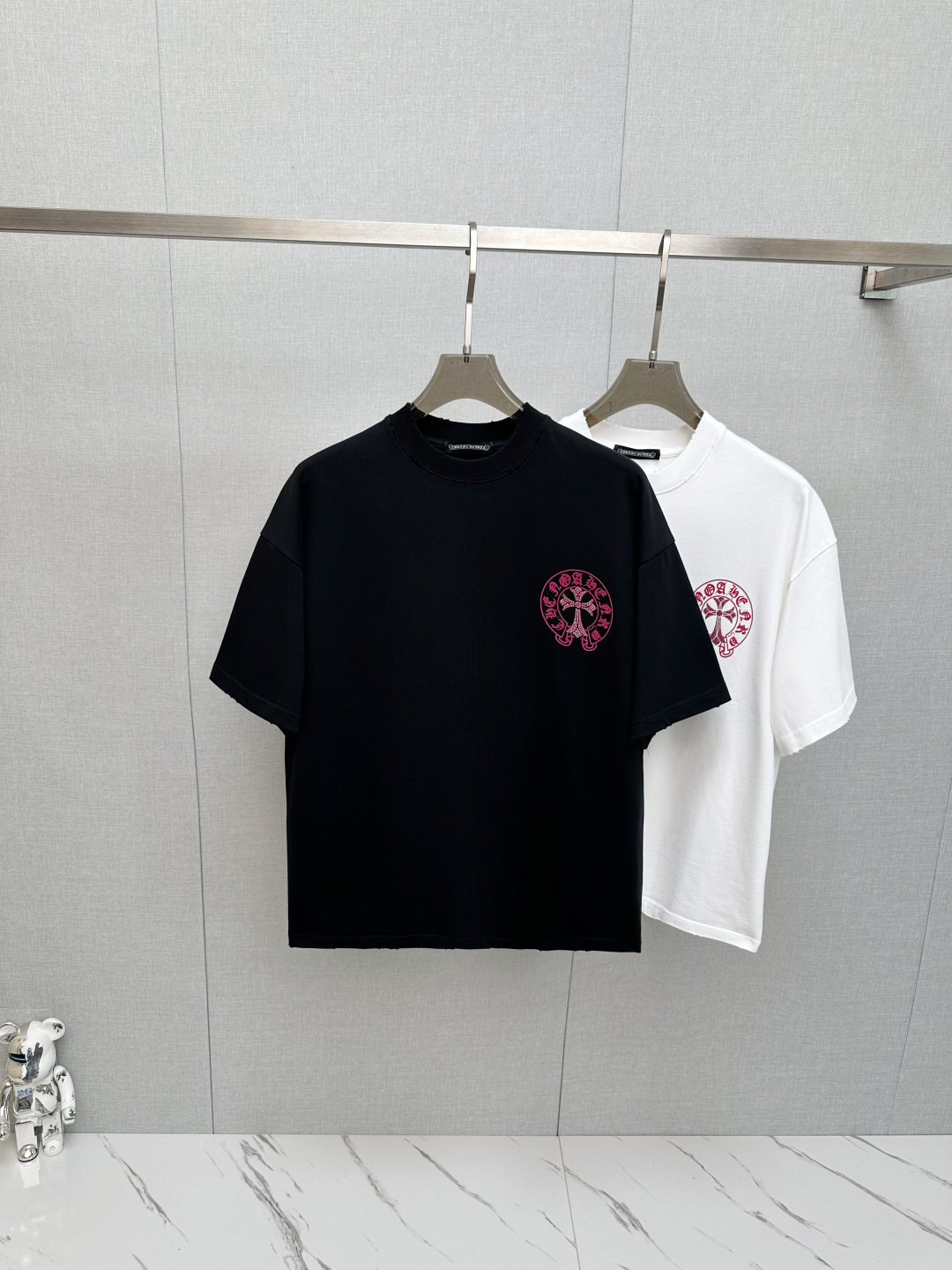 NO:480112,Croxin, 2025 spring and summer new round neck short-sleeved logo original fabric, official same style, short-sleeved T-shirt, customized fabric, very comfortable to touch, the latest brick cabinets in spring and summer, fashionable and personalized, super versatile and beautiful, very suitable for both men and women, essential models for human hands XS—L,,chrome hearts, T-shirt,tees, t-shirt,alexander wang19860909克罗心 重2025春夏新款圆领短袖大Logo原版面料 官方同款 短袖T恤 定制面料 手感非常舒服  春夏最新砖柜同步 时尚又个性 超级百搭好看 男女都非常合适 人手必备款 XS—L,,chrome hearts,T-shirt,tees，t-shirt,alexander wang,Men's clothing