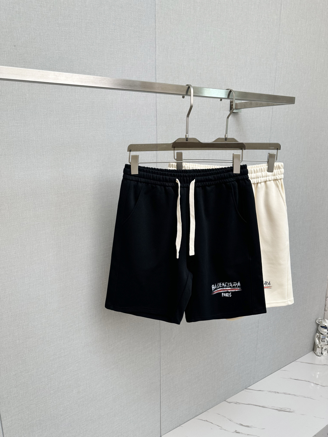 NO:510185,BALE shorts 2025ss new product, available on the official website simultaneously, men's casual pants are made of customer-supplied elastic fabric, the fabric is as soft as baby's skin, and has extremely high wrinkle resistance. It is essential to have the upper body comfort in summer. The design is unique, fashionable and casual, and the upper body effect is super great S-2XL,,balenciaga, shorts,alexander wang19860909BALE 短裤 2025ss新品,官网同步有售,男士休闲裤 采用客供弹力面料,面料柔软如婴儿肌肤一样舒适极高,抗皱性极强.夏季必备上身舒适.设计独特,时尚又休闲,上身效果超级棒码数 S—2XL,,balenciaga,shorts,alexander wang,Men's clothing