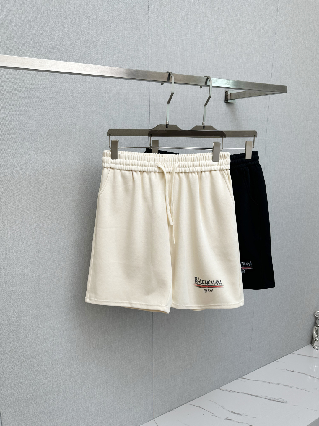 NO:498891,BALE shorts 2025ss new product, available on the official website simultaneously, men's casual pants are made of customer-supplied elastic fabric, the fabric is as soft as baby's skin, and has extremely high wrinkle resistance. It is essential to have the upper body comfort in summer. The design is unique, fashionable and casual, and the upper body effect is super great S-2XL,,balenciaga, shorts,alexander wang19860909BALE 短裤 2025ss新品,官网同步有售,男士休闲裤 采用客供弹力面料,面料柔软如婴儿肌肤一样舒适极高,抗皱性极强.夏季必备上身舒适.设计独特,时尚又休闲,上身效果超级棒码数 S—2XL,,balenciaga,shorts,alexander wang,Men's clothing