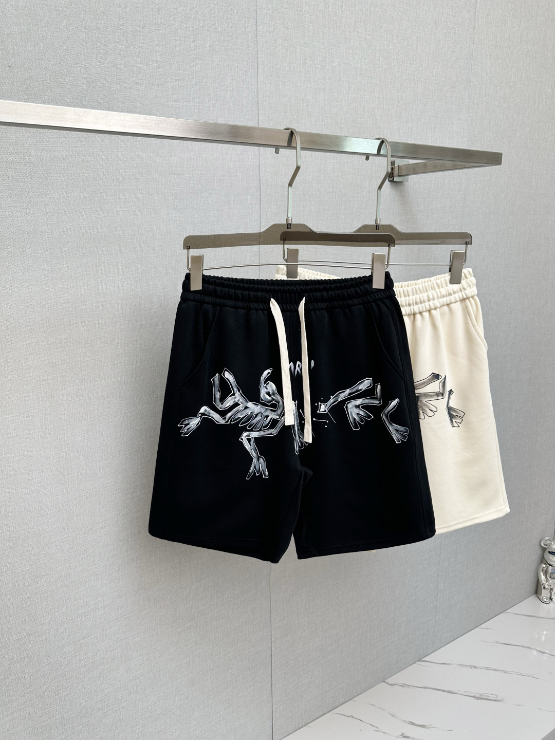 NO:510180,Archaeopteryx shorts 2025ss new product, available on the official website simultaneously, men's casual pants are made of customer-supplied elastic fabric, the fabric is as soft as baby's skin, and has extremely high wrinkle resistance. It is necessary to have the upper body to be comfortable in summer. The design is unique, fashionable and casual, and the upper body effect is super great S-2XL, arc'teryx, shorts, alexander wang19860909始祖鸟短裤 2025ss新品,官网同步有售,男士休闲裤 采用客供弹力面料,面料柔软如婴儿肌肤一样舒适极高,抗皱性极强.夏季必备上身舒适.设计独特,时尚又休闲,上身效果超级棒码数 S—2XL,arc'teryx,shorts,alexander wang,Men's clothing