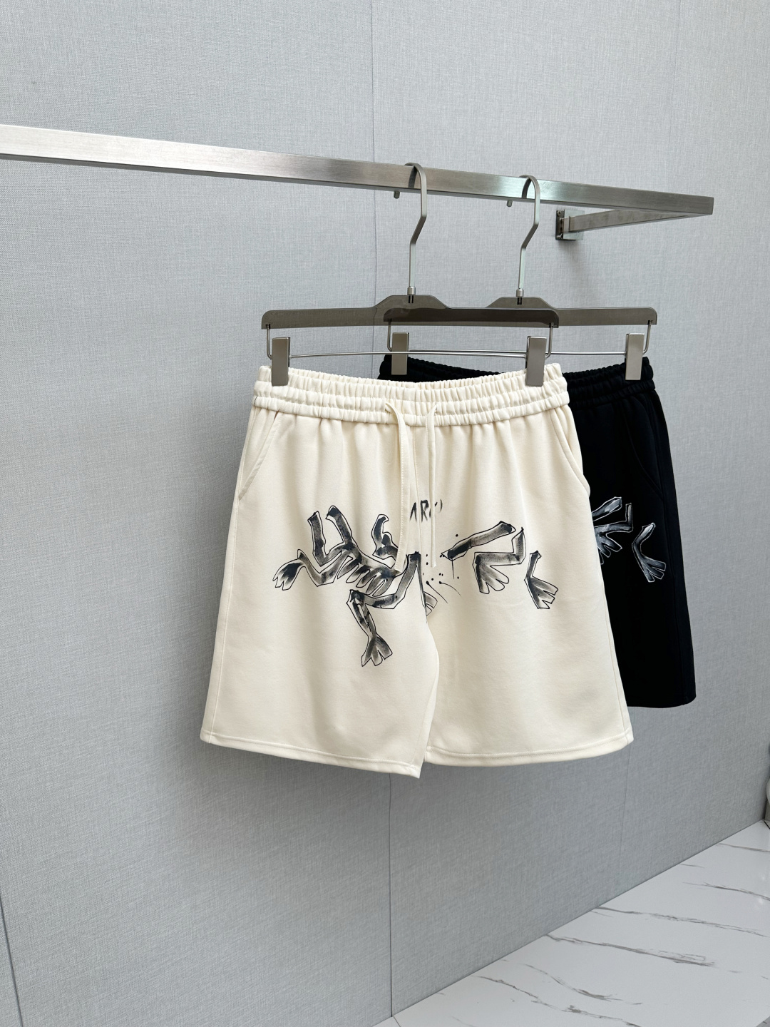 NO:498905,Archaeopteryx shorts 2025ss new product, available on the official website simultaneously, men's casual pants are made of customer-supplied elastic fabric, the fabric is as soft as baby's skin, and has extremely high wrinkle resistance. It is necessary to have the upper body to be comfortable in summer. The design is unique, fashionable and casual, and the upper body effect is super great S-2XL, arc'teryx, shorts, alexander wang19860909始祖鸟短裤 2025ss新品,官网同步有售,男士休闲裤 采用客供弹力面料,面料柔软如婴儿肌肤一样舒适极高,抗皱性极强.夏季必备上身舒适.设计独特,时尚又休闲,上身效果超级棒码数 S—2XL,arc'teryx,shorts,alexander wang,Men's clothing