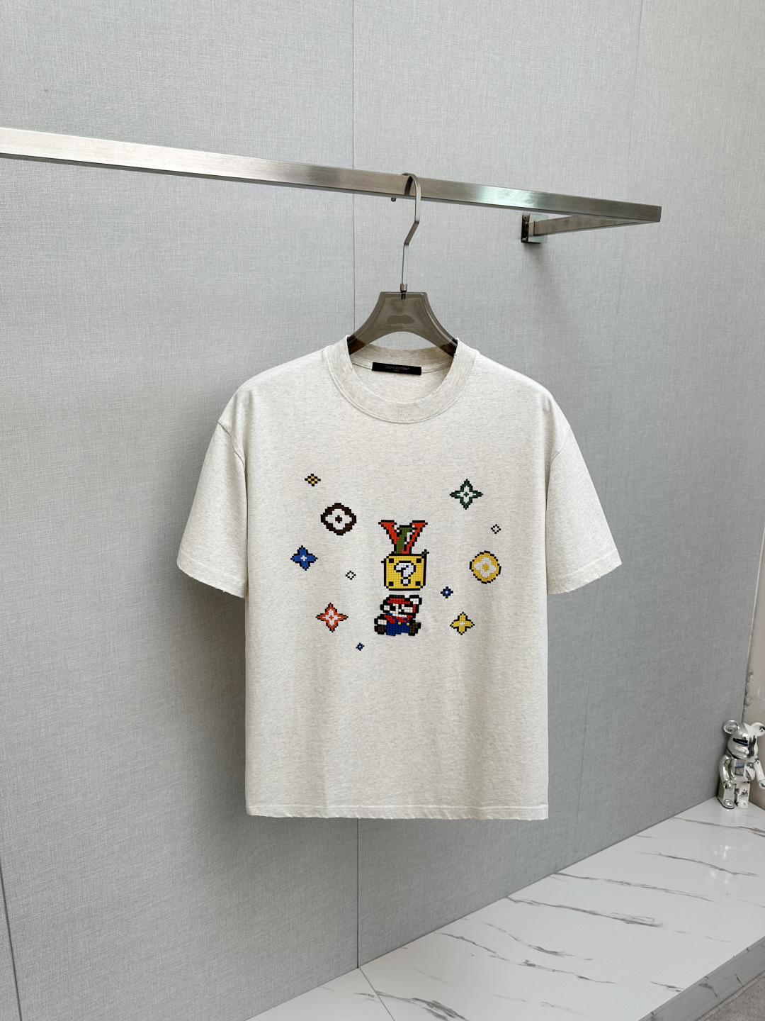 NO:510187,The latest model of the LV 25 counter is synchronized with the new short-sleeved T-shirt for men and women in spring and summer, and the counter is released simultaneously!  Customized exclusive pure cotton fabric, customized original craft threads, and chest heavy-work letter logo craft design!  Simple and generous, calm and versatile, extremely high-end, perfectly integrated with fashion and style, a top fashionable style that perfectly suits the outside wear!  The overall feeling is natural!  The ultimate classic versatile short-sleeved T-shirt is designed with the latest three-dimensional letter logo pattern elements!  The ultimate perfection of heavy industry!  Fans who pursue high quality are please buy them by themselves, and all fans who know the goods are invited to appreciate this model together!  !  Size M-2XL, louis vuitton, T-shirt,tees, t-shirt,alexander wang19860909LV 25专柜同步最新款 春夏新款男女同款短袖T恤,专柜同步发售！定制专属纯棉面料,定制原版工艺螺纹,胸前重工字母logo工艺设计！简约大方,从容百搭,档次极高,完美融入时尚还有风情感一款完美符合外穿的顶尖时髦气质款！整体给人浑然天成的感觉！极致经典的百搭型短袖T恤,采用最新的立体字母logo图案元素设计！极致的重工极致的完美！追求高品质的粉丝们请自行抢购,诚邀所有识货的粉丝一同鉴赏此款！！ 尺码M-2XL,,louis vuitton,T-shirt,tees，t-shirt,alexander wang,Men's clothing