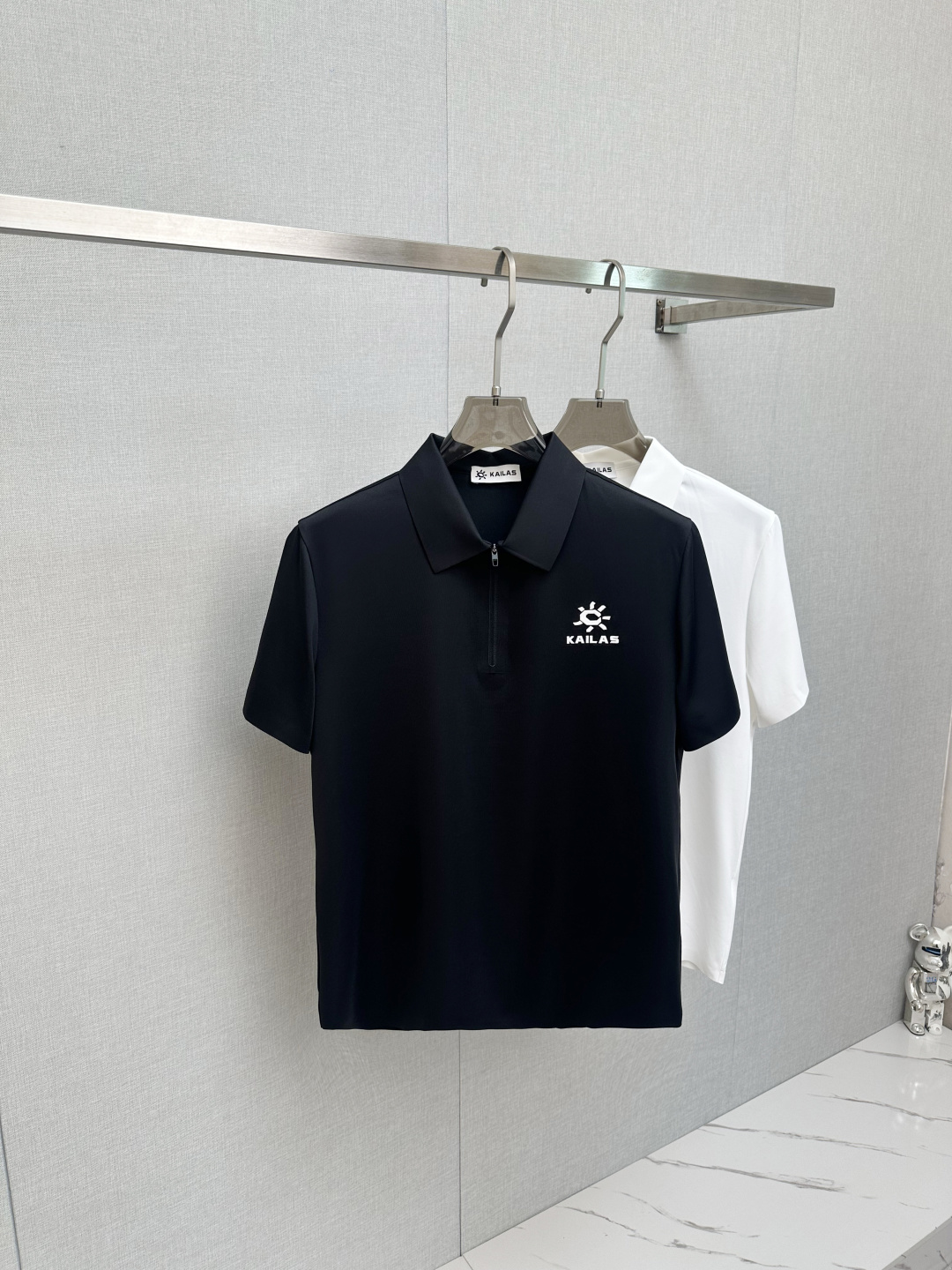 NO:510193,KAIL 2025 official spring and summer new style, the counter is launched simultaneously. Men's lapel short-sleeved POLO shirt, high-end main line series, imported bead mercerized cotton fabric, first-class texture, excellent skin-friendly, silky and delicate touch, fashionable three-button opening and closing placket design, paired with small lapels, fashionable and age-reducing, the upper body is full of Italian tone, full of shape. M-3XL, T-shirt, alexander wang19860909KAIL 2025官方春夏新款 专柜同步上市 男士翻领短袖POLO衫,高端主线系列,进口珠地丝光棉面料,质感一流,亲肤性极佳,触感丝滑细腻,时尚三扣开合门襟设计,搭配小翻领时尚且减龄,上身满满的意式腔调感,型格十足.码数M-3XL,,T-shirt,alexander wang,Men's clothing