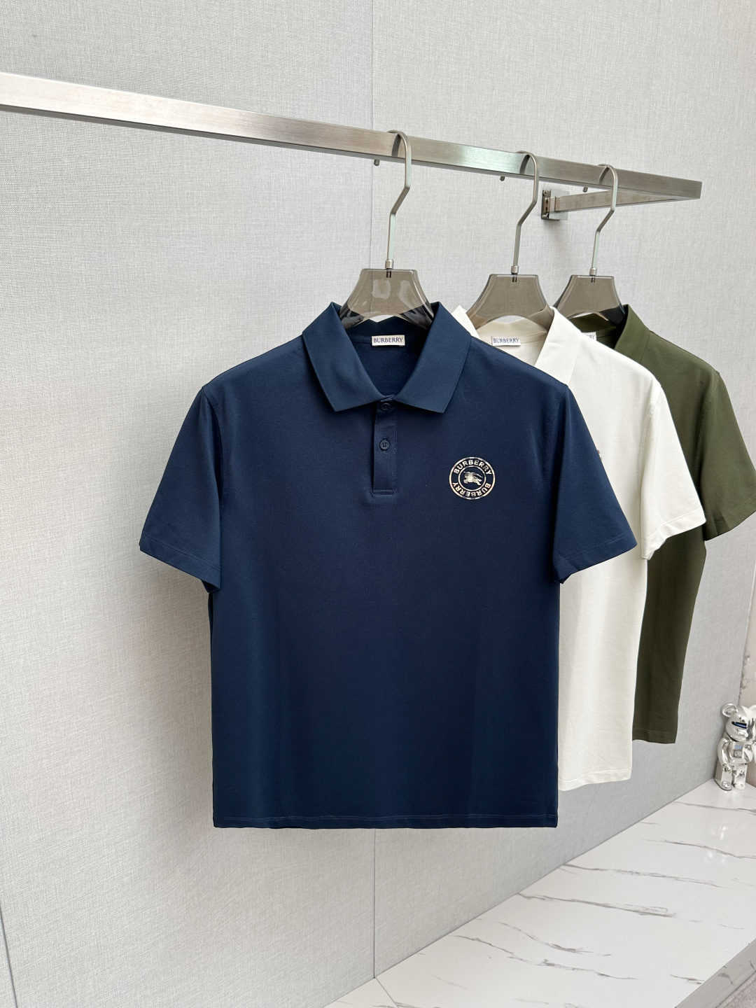 NO:510191,BURB 2025 official spring and summer new style, counters are launched simultaneously. Men's lapel short-sleeved POLO shirt, high-end main line series, imported bead mercerized cotton fabric, first-class texture, excellent skin-friendly, silky and delicate touch, fashionable three-button opening and closing placket design, paired with small lapels, fashionable and age-reducing, the upper body is full of Italian tone, full of shape. M-3XL, burberry, T-shirt, alexander wang19860909BURB 2025官方春夏新款 专柜同步上市 男士翻领短袖POLO衫,高端主线系列,进口珠地丝光棉面料,质感一流,亲肤性极佳,触感丝滑细腻,时尚三扣开合门襟设计,搭配小翻领时尚且减龄,上身满满的意式腔调感,型格十足.码数M-3XL,,burberry,T-shirt,alexander wang,Men's clothing