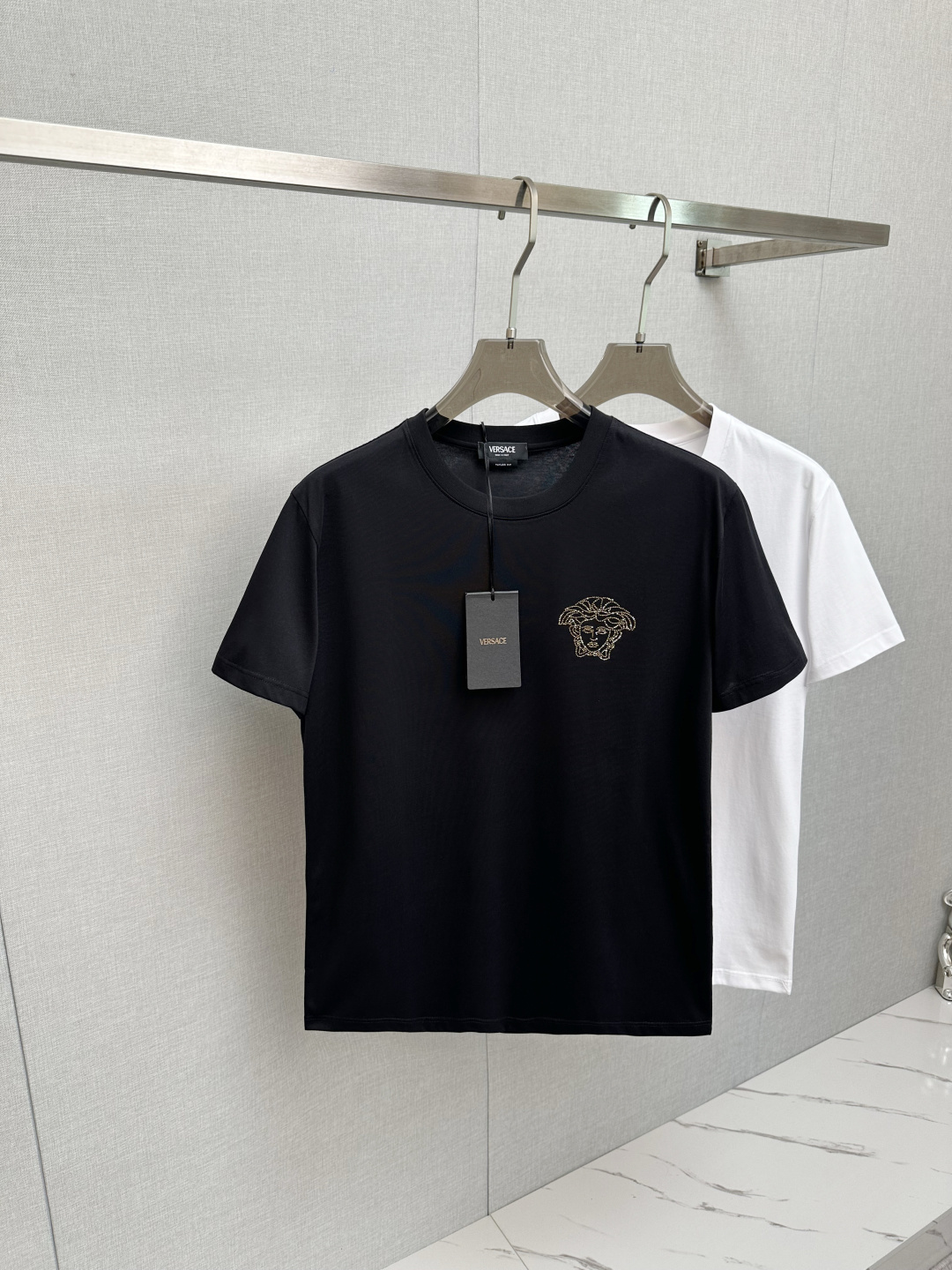 NO:482902,Versace 2025 spring and summer new round neck short-sleeved logo original fabric, official same style, short-sleeved T-shirt, customized fabric, very comfortable to touch, the latest brick cabinet in spring and summer, fashionable and personalized, super versatile and beautiful, very suitable for both men and women, essential models for human hands M—4XL, versace, T-shirt,tees, t-shirt,alexander wang19860909范思哲 2025春夏新款圆领短袖大Logo原版面料 官方同款 短袖T恤 定制面料 手感非常舒服  春夏最新砖柜同步 时尚又个性 超级百搭好看 男女都非常合适 人手必备款 M—4XL,,versace,T-shirt,tees，t-shirt,alexander wang,Men's clothing