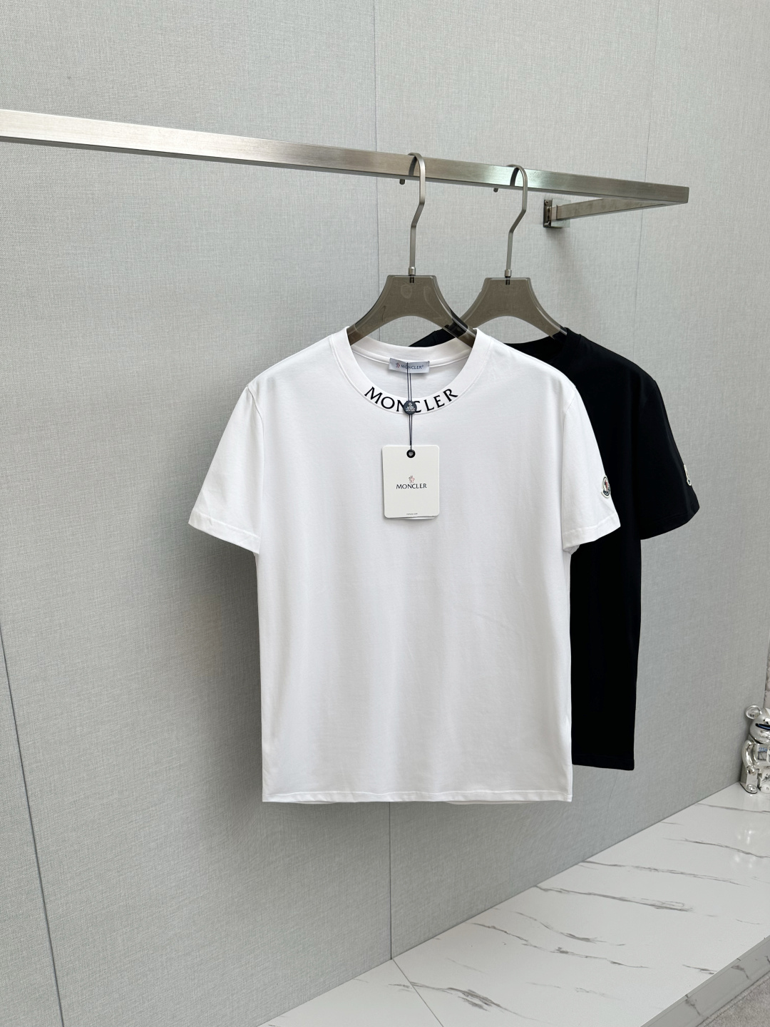 NO:522366,MO 2025 spring and summer new round neck short-sleeved logo original fabric, official same style, short-sleeved T-shirt, customized fabric, very comfortable to touch, the latest brick cabinet in spring and summer, fashionable and personalized, super versatile and beautiful, very suitable for both men and women, essential models for human hands M—4XL,,T-shirt,tees,t-shirt,alexander wang19860909MO 2025春夏新款圆领短袖大Logo原版面料 官方同款 短袖T恤 定制面料 手感非常舒服  春夏最新砖柜同步 时尚又个性 超级百搭好看 男女都非常合适 人手必备款 M—4XL,,T-shirt,tees，t-shirt,alexander wang,Men's clothing