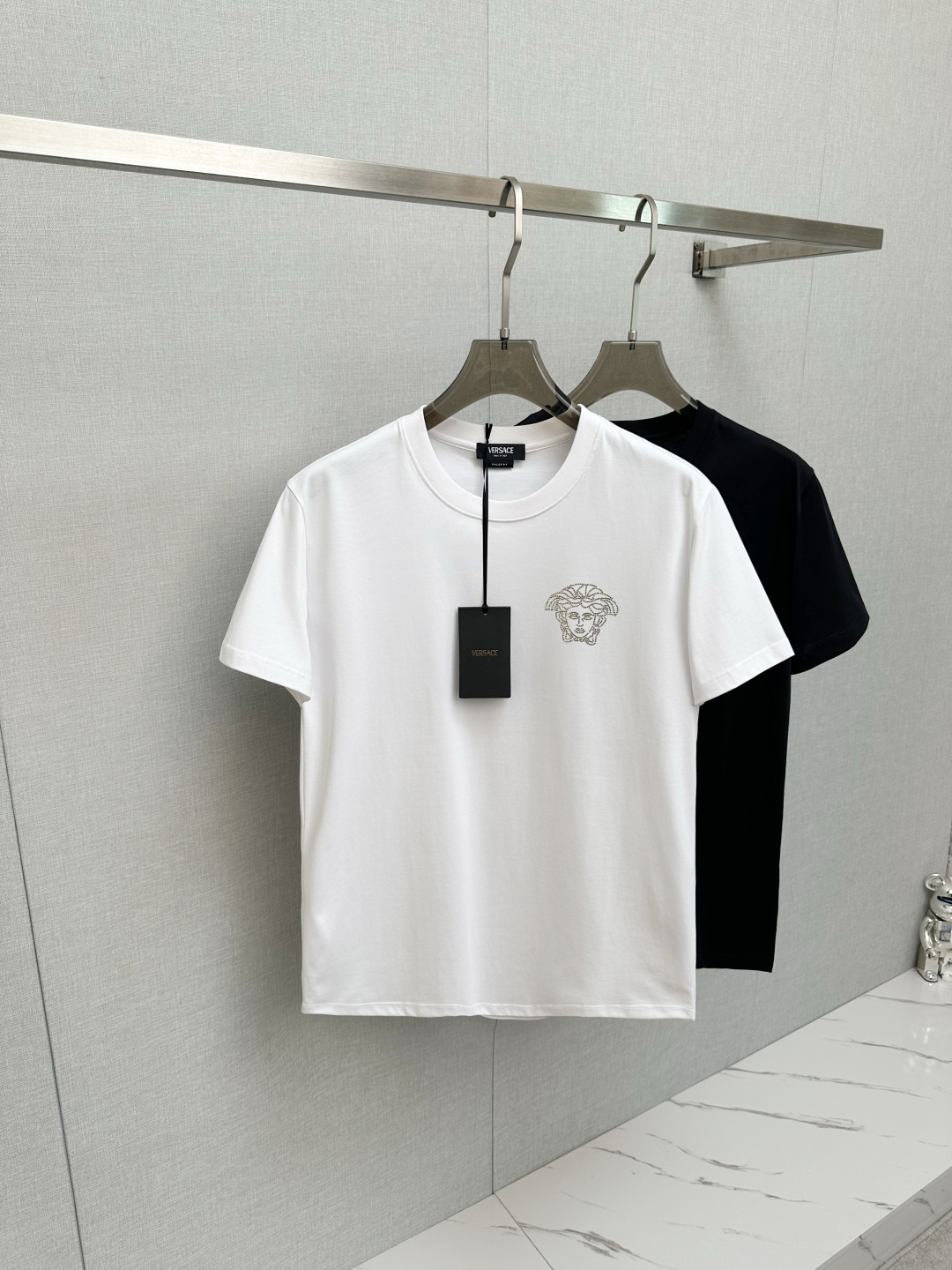 NO:522369,Versace 2025 spring and summer new round neck short-sleeved logo original fabric, official same style, short-sleeved T-shirt, customized fabric, very comfortable to touch, the latest brick cabinet in spring and summer, fashionable and personalized, super versatile and beautiful, very suitable for both men and women, essential models for human hands M—4XL, versace, T-shirt,tees, t-shirt,alexander wang19860909范思哲 2025春夏新款圆领短袖大Logo原版面料 官方同款 短袖T恤 定制面料 手感非常舒服  春夏最新砖柜同步 时尚又个性 超级百搭好看 男女都非常合适 人手必备款 M—4XL,,versace,T-shirt,tees，t-shirt,alexander wang,Men's clothing