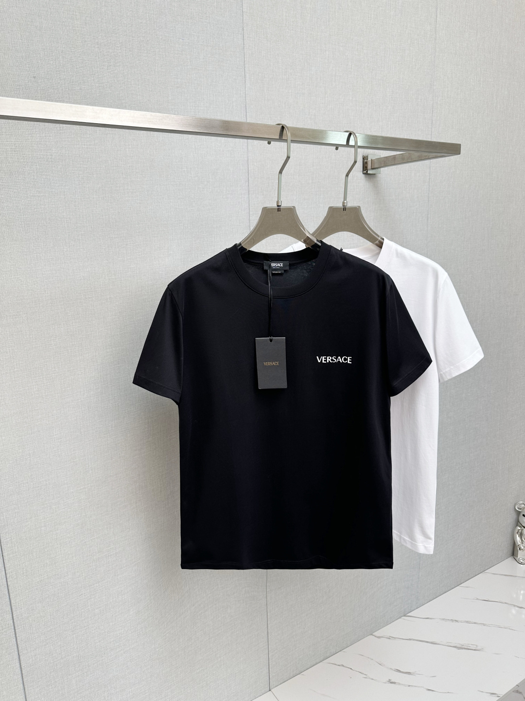 NO:482890,Versace 2025 spring and summer new round neck short-sleeved logo original fabric, official same style, short-sleeved T-shirt, customized fabric, very comfortable to touch, the latest brick cabinet in spring and summer, fashionable and personalized, super versatile and beautiful, very suitable for both men and women, essential models for human hands M—4XL, versace, T-shirt,tees, t-shirt,alexander wang19860909范思哲 2025春夏新款圆领短袖大Logo原版面料 官方同款 短袖T恤 定制面料 手感非常舒服  春夏最新砖柜同步 时尚又个性 超级百搭好看 男女都非常合适 人手必备款 M—4XL,,versace,T-shirt,tees，t-shirt,alexander wang,Men's clothing