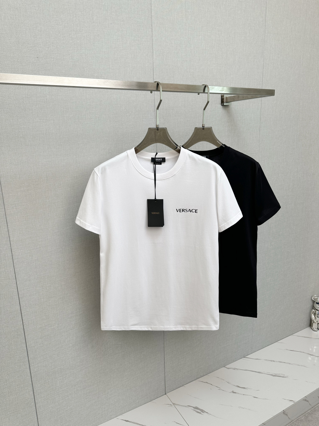 NO:522375,Versace 2025 spring and summer new round neck short-sleeved logo original fabric, official same style, short-sleeved T-shirt, customized fabric, very comfortable to touch, the latest brick cabinet in spring and summer, fashionable and personalized, super versatile and beautiful, very suitable for both men and women, essential models for human hands M—4XL, versace, T-shirt,tees, t-shirt,alexander wang19860909范思哲 2025春夏新款圆领短袖大Logo原版面料 官方同款 短袖T恤 定制面料 手感非常舒服  春夏最新砖柜同步 时尚又个性 超级百搭好看 男女都非常合适 人手必备款 M—4XL,,versace,T-shirt,tees，t-shirt,alexander wang,Men's clothing