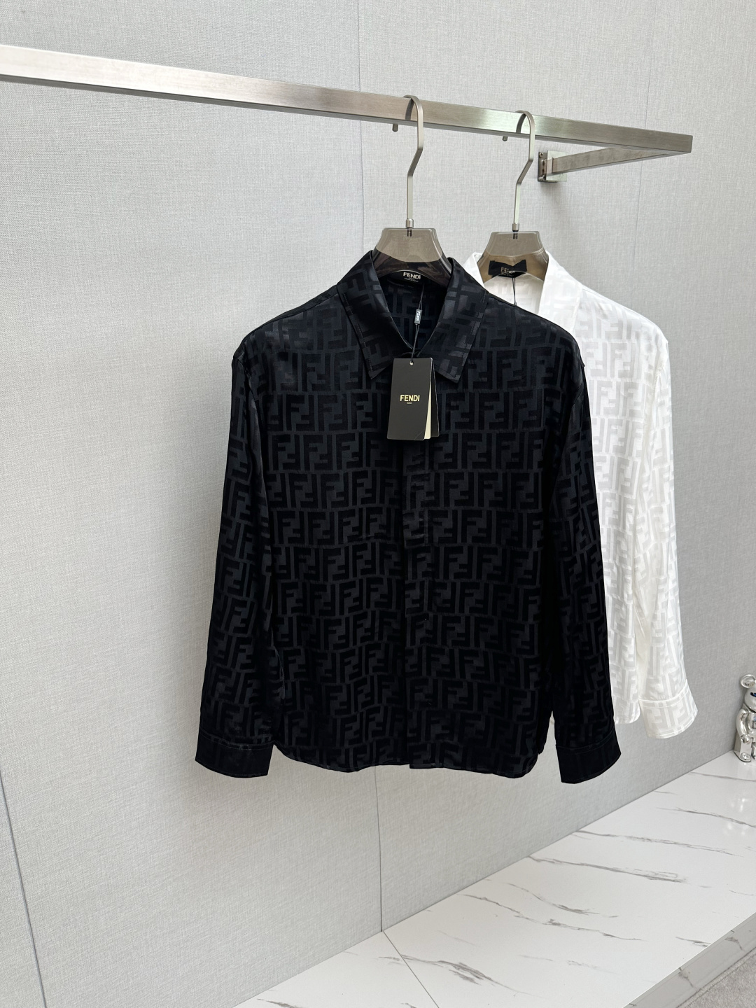 NO:549936,2025 FE hot style is coming. Classic full-print double F letter jacquard shirt. 2 Exquisite jacquard Logo. High-end version, counter-customized fabric. Highly breathable and comfortable, exquisitely crafted, impeccable detail processing, custom logo engraved buttons, complete with three labels. Brand element design concept, reflecting high quality. Delicate and soft feel!  It presents a casual cut and the upper body shape is awesome!  Size S-XL,,shirts,alexander wang198609092025 FE爆款来袭 经典满印双F字母提花衬衫 2精美提花Logo 高端版本,专柜定制面料 透气舒适度高,精工制作,细节处理完美无可挑剔,定制logo刻字纽扣,三标齐全.品牌元素设计理念,体现高品质.手感细腻柔软！呈现休闲裁剪,上身版型超赞！码数S-XL,,shirts,alexander wang,Men's clothing