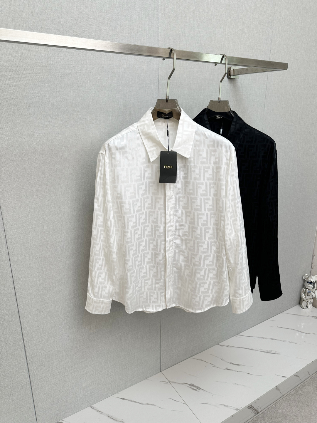 NO:522389,2025 FE hits, classic full-print double F letter jacquard shirt 2 exquisite jacquard logo, high-end version, customized counter fabric, high breathability and comfort, finely crafted, impeccable details, custom logo lettering buttons, complete three marks. Brand elements design concept, reflect high quality. The feel is delicate and soft!  It is casually cut, with a great upper body style!  S-XL, Shirts,alexander wang198609092025 FE爆款来袭 经典满印双F字母提花衬衫 2精美提花Logo 高端版本,专柜定制面料 透气舒适度高,精工制作,细节处理完美无可挑剔,定制logo刻字纽扣,三标齐全.品牌元素设计理念,体现高品质.手感细腻柔软！呈现休闲裁剪,上身版型超赞！码数S-XL,,shirts,alexander wang,Men's clothing