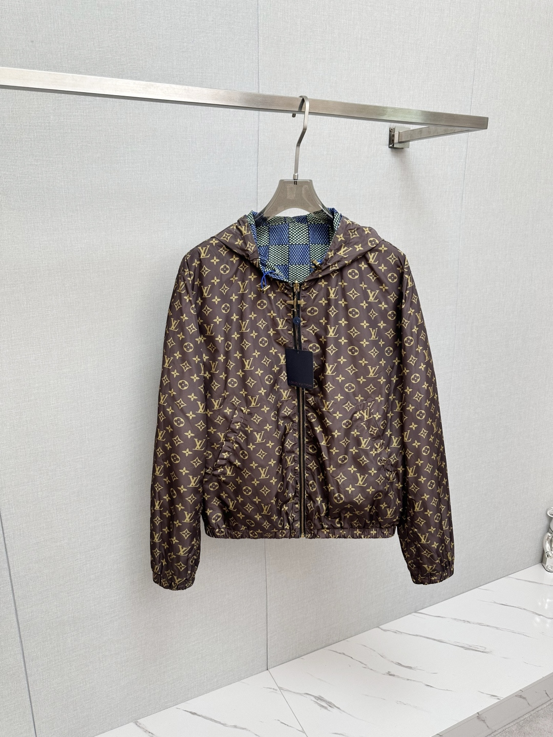 NO:522385,L family men's fashion style lightweight double-sided jacquard jacket, Hong Kong foreign company channel goods, high-end tasting products, official cabinet main promotion display, 25-year early spring new products, star-grade hot products!  The overall design style has a strong Philippine label. Creative Director Pharrell Williams has injected new elements into the office. The body uses the collection logo Marque L. Vuitton Déposée and classic chessboard pattern elements, perfectly mixed and shaped, with a distinctive recognition, a profound fashion charm, and also a soul-like display!  The overall shape is designed with a double-sided combination. On the one hand, it uses classic checkerboard elements, a very recognizable woven pattern, a strong retro and fashionable tone, and on the other hand, it is an iconic signature presbyterian element. Both pattern designs highlight the brand identity and are a soul-like embellishment!  The model dominated by fabrics and craftsmanship, Japan Toray customized high-tech functional fabrics, which have excellent wind and waterproof properties, can effectively block wind and rain. After special processing, it has excellent wrinkle resistance and wear resistance, and at the same time it has excellent breathability. The texture is extremely delicate and slightly smooth, and there is no doubt about comfort!  The details are exquisite and exquisite, and the auxiliary materials are exclusively customized. The unique bronze zipper is very important. The fashionable hooded design is full of upper body shapes and is a jacket that can easily highlight the temperament and taste. The fashionable styling design provides strong shaping. It is both urban business commuting and leisure, and can easily control various body shapes, which meet the needs of the transition season!  Size S-XL, louis vuitton, jackets & coats, jackets & coats, hats, alexander wang19860909L家族男士时装款轻便双面提花夹克外套,香港洋行渠道货,高端品鉴级产物,官柜主推展示,25年早春新品,明星级爆款！ 整体的设计风格有着强烈的菲董标签,创意总监Pharrell Williams的上任注入了全新的元素,衣身运用了典藏标识Marque L. Vuitton Déposée及经典棋盘格图案元素,完美混搭融合塑造,辨识度颇为鲜明,颇具深厚的时装韵味,同时亦属于灵魂式的彰显！ 整体采用造型采用双面组合设计,一面运用了经典棋盘格元素,非常具有辨识度的色织图案,颇浓浓的复古时髦腔调,一面为标志性招牌老花元素,两面图案设计皆彰显了品牌身份,属于灵魂式的点缀！ 以面料和工艺为主导的款,日本东丽公司订制高科技功能性面料,具备卓越的防风防水属性,能够有效阻挡风雨侵袭,经过特殊工艺处理,有着优良的抗皱性和耐磨性,同时又兼具优越的透气性,质感极为细腻略带光滑,舒适性方面毋庸置疑！ 细节精湛考究,辅料皆为专属定制,个性十足的古铜拉链非常加分,时尚连帽的设计,上身型款十足,极易凸显气质品味的一款夹克,时髦造型设计提供了极强的塑造性,都市商务通勤与休闲兼备,轻松驾驭各种身型,符合穿搭符合过渡季的需求单品！ 尺码S-XL,,louis vuitton,jackets & coats,jackets & coats,hats,alexander wang,Men's clothing