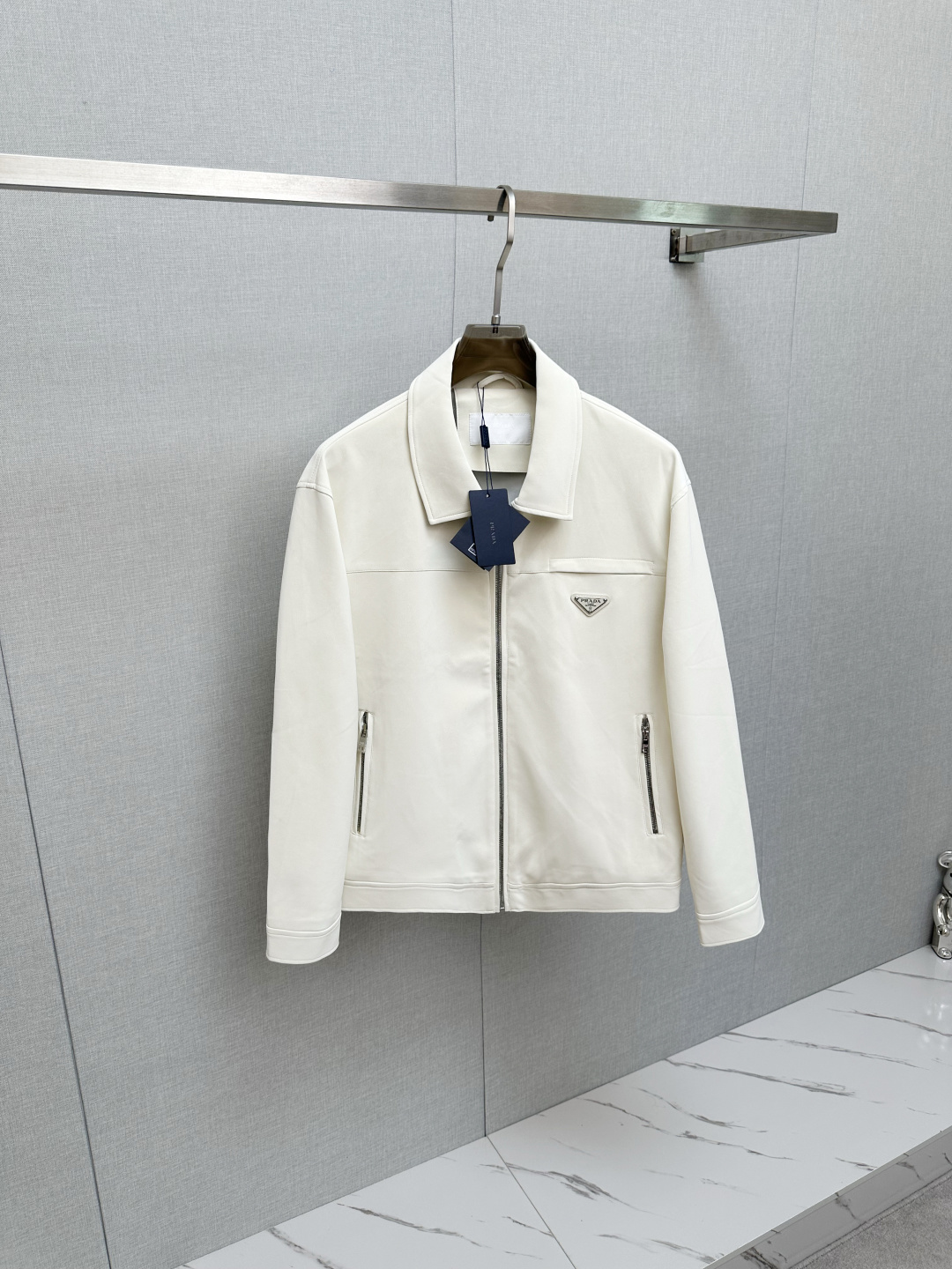 NO:522397,FW Pra - Craftsmanship Dream Weaving comes from the Italian series, with its ingenious and classic triangle marks to create an extraordinary new favorite for you. The 2025 two-color suit jacket, imported suede fabric, simulates an unexpected touch, as smooth and soft as baby's skin. It shows luxurious luster in low-key; every inch outlines the three-dimensional texture. Makes simplicity not simple. The minimalist reveals a sense of high-end feeling, like the finishing touch, making every turn your mind the focus. Delicate and luxurious, showing the charm of the brand. Color Black and white Size S-2XL,,prada, jackets & coats,business suit,chamois leather,alexander wang19860909FW Pra-匠心织梦源自意大利系列,以匠心独运,经典三角标为您打造不凡的衣橱新宠. 2025双色西装外套,进口麂皮面料,模拟出超乎想象的手感,如婴儿肌肤一样细滑柔软.低调中彰显奢华光泽；每一寸都勾勒出立体肌理感.让简约不简单.极简中透出高级感,如同画龙点睛,让您的每一次转身都成为焦点.细腻奢华,尽显品牌魅力. 颜色 黑色白色 尺码S-2XL,,prada,jackets & coats,business suit,chamois leather,alexander wang,Men's clothing