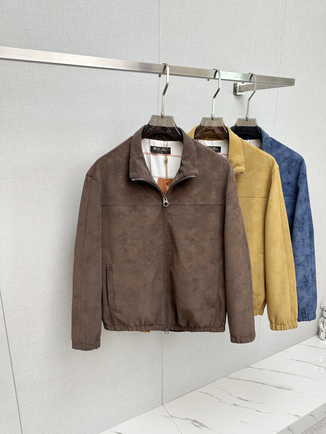 NO:657892,Size S.M.2XL.LP Old money style classic men's business casual station collar jacket. A fashion with typical Italian style, the product of trading company channel. It is very sophisticated in fabric selection and craftsmanship. It is in line with the aesthetic tone of the LP family. It is low-key and luxurious, elegant and noble. Every detail proves the brand's own high-end sense. The whole body interprets the Italian minimalist, capable and outdoor functional style to the extreme. It is both solemn and harmonious, and the upper body is full of style!  A treasure-level functional equipment that combines fashion sense and design sense to create a unique styling item, improved pilot shape design, classic stand collar design, retro and age-reducing yet very fashionable, elastic design is used on the cuffs and hem, suede fabric imported from Italy. The texture is as delicate as baby skin. It has superior stiffness, quite elegant and fashionable!  The color is light and versatile, the cut is smart and neat, the upper body instantly highlights the spirit, the style is full, and it can easily control various body types. It is a jacket that perfectly combines business commuting and outdoor leisure. It is a piece of equipment with extremely high wearability and attendance rate!  Colors come in three colors, sizes S-2XL,,loro piana,jackets & coats,jackets & coats,chamois leather,alexander wang19860909码数S.M.2XL.LP 老钱风 经典男士商务休闲小站领夹克外套.颇具意大利典型风格的时装,贸易公司渠道臻品 在面料选取和工艺方面都相当考究,极符合LP家族美学基调,低调且奢华,优雅且高贵,每一个细节都在力证品牌自身的高级感,通体将意式的极简、干练和户外功能性风格极致诠释,亦庄亦谐,上身型款十足！集时装感与设计感的一款宝藏级功能型装备,塑造出别具一格的造型单品,改良式的飞行员造型设计,经典的站领设计,复古减龄又非常时髦,袖口与下摆运用松紧设计,意大利客供进口麂皮面料.质感如婴儿皮肤一样细腻.挺括性优越,颇为优雅且时髦！配色轻熟百搭,版型剪裁干练利落,上身瞬间凸显出精神感,型款十足,轻松驾驭各种身型,商务通勤与户外休闲完美兼备的一款外套,属于实穿性出勤率极高的一款装备！ 颜色三色齐飞 码数S-2XL,,loro piana,jackets & coats,jackets & coats,chamois leather,alexander wang,Men's clothing