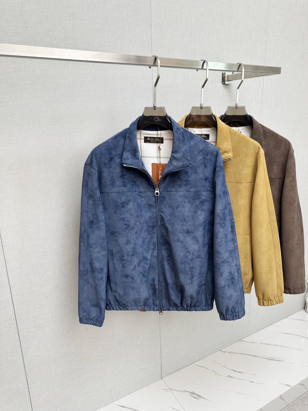 NO:549942,LP Old Qian style classic men's business and casual lapel jacket. Fashion with typical Italian style, trading company's channel products are very exquisite in fabric selection and craftsmanship, which is very consistent with the aesthetic tone of the LP family, low-key and luxurious, elegant and noble. Every detail proves the brand's own sense of high-endness. The Italian minimalist, capable and outdoor functional style are the ultimate interpretation, both solemn and harmonious, and the upper body is full of style!  A treasure-level functional equipment that combines fashion sense and design sense creates unique styling items, improved pilot styling design, classic stand collar design, retro age-reducing and very fashionable, with elastic designs on the cuffs and hem, and Italian customers provide imported suede fabrics. The texture is as delicate as baby's skin. It is crisp and superior, quite elegant and fashionable!  The color matching is light and versatile, the style is cut and neat, and the upper body instantly highlights the spirit. It is full of styles and can easily control various body shapes. It is a jacket that combines business commuting and outdoor leisure. It is an equipment with extremely high attendance rate in practical wear!  Colors and three colors fly together. S-2XL, loro piano, jackets & coats, jackets & coats, chamois leather, alexander wang19860909LP 老钱风 经典男士商务休闲小站领夹克外套.颇具意大利典型风格的时装,贸易公司渠道臻品 在面料选取和工艺方面都相当考究,极符合LP家族美学基调,低调且奢华,优雅且高贵,每一个细节都在力证品牌自身的高级感,通体将意式的极简、干练和户外功能性风格极致诠释,亦庄亦谐,上身型款十足！集时装感与设计感的一款宝藏级功能型装备,塑造出别具一格的造型单品,改良式的飞行员造型设计,经典的站领设计,复古减龄又非常时髦,袖口与下摆运用松紧设计,意大利客供进口麂皮面料.质感如婴儿皮肤一样细腻.挺括性优越,颇为优雅且时髦！配色轻熟百搭,版型剪裁干练利落,上身瞬间凸显出精神感,型款十足,轻松驾驭各种身型,商务通勤与户外休闲完美兼备的一款外套,属于实穿性出勤率极高的一款装备！ 颜色三色齐飞 码数S-2XL,,loro piana,jackets & coats,jackets & coats,chamois leather,alexander wang,Men's clothing