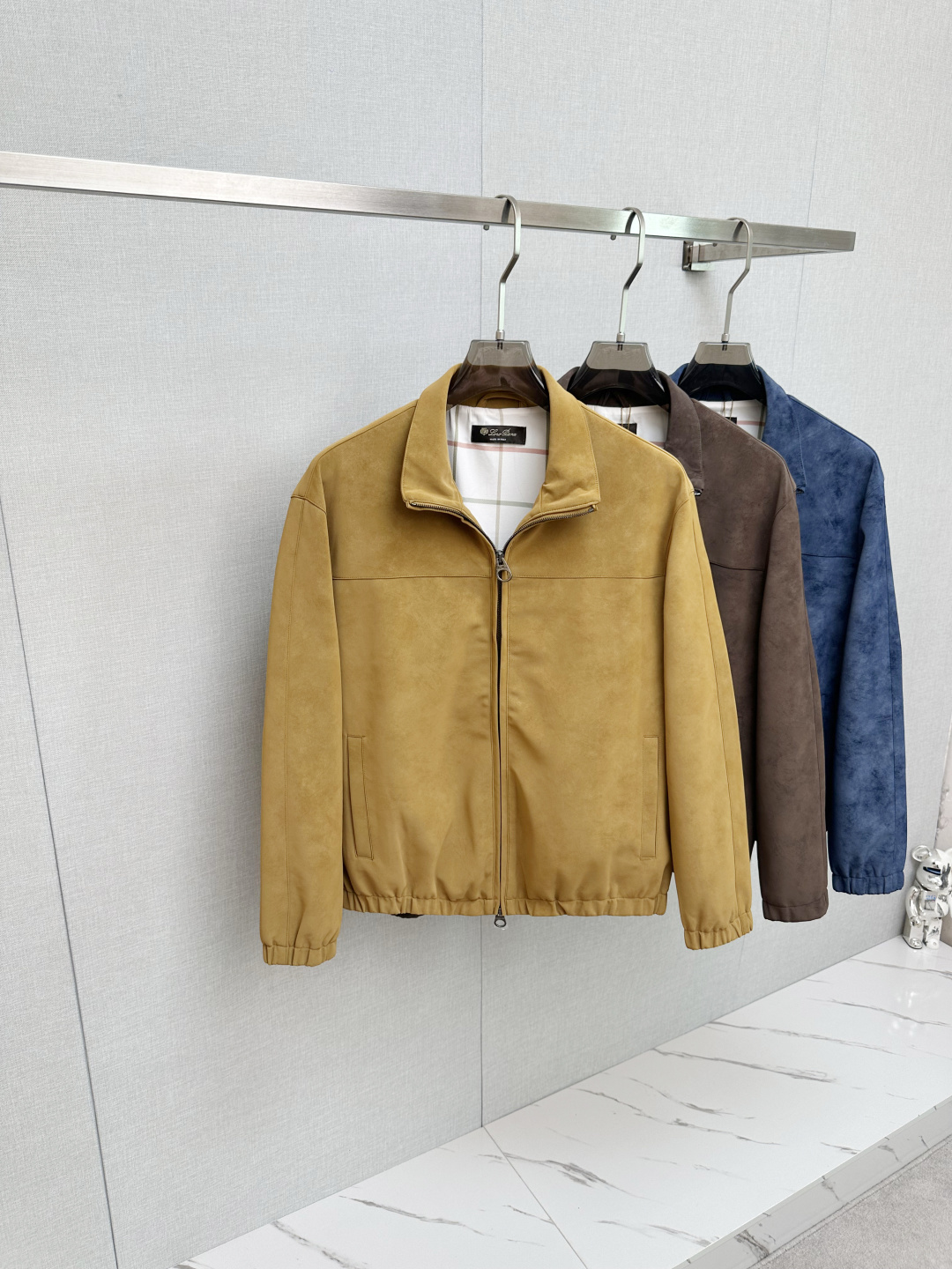 NO:522384,LP Old Qian style classic men's business and casual lapel jacket. Fashion with typical Italian style, trading company's channel products are very exquisite in fabric selection and craftsmanship, which is very consistent with the aesthetic tone of the LP family, low-key and luxurious, elegant and noble. Every detail proves the brand's own sense of high-endness. The Italian minimalist, capable and outdoor functional style are the ultimate interpretation, both solemn and harmonious, and the upper body is full of style!  A treasure-level functional equipment that combines fashion sense and design sense creates unique styling items, improved pilot styling design, classic stand collar design, retro age-reducing and very fashionable, with elastic designs on the cuffs and hem, and Italian customers provide imported suede fabrics. The texture is as delicate as baby's skin. It is crisp and superior, quite elegant and fashionable!  The color matching is light and versatile, the style is cut and neat, and the upper body instantly highlights the spirit. It is full of styles and can easily control various body shapes. It is a jacket that combines business commuting and outdoor leisure. It is an equipment with extremely high attendance rate in practical wear!  Colors and three colors fly together. S-2XL, loro piano, jackets & coats, jackets & coats, chamois leather, alexander wang19860909LP 老钱风 经典男士商务休闲小站领夹克外套.颇具意大利典型风格的时装,贸易公司渠道臻品 在面料选取和工艺方面都相当考究,极符合LP家族美学基调,低调且奢华,优雅且高贵,每一个细节都在力证品牌自身的高级感,通体将意式的极简、干练和户外功能性风格极致诠释,亦庄亦谐,上身型款十足！集时装感与设计感的一款宝藏级功能型装备,塑造出别具一格的造型单品,改良式的飞行员造型设计,经典的站领设计,复古减龄又非常时髦,袖口与下摆运用松紧设计,意大利客供进口麂皮面料.质感如婴儿皮肤一样细腻.挺括性优越,颇为优雅且时髦！配色轻熟百搭,版型剪裁干练利落,上身瞬间凸显出精神感,型款十足,轻松驾驭各种身型,商务通勤与户外休闲完美兼备的一款外套,属于实穿性出勤率极高的一款装备！ 颜色三色齐飞 码数S-2XL,,loro piana,jackets & coats,jackets & coats,chamois leather,alexander wang,Men's clothing