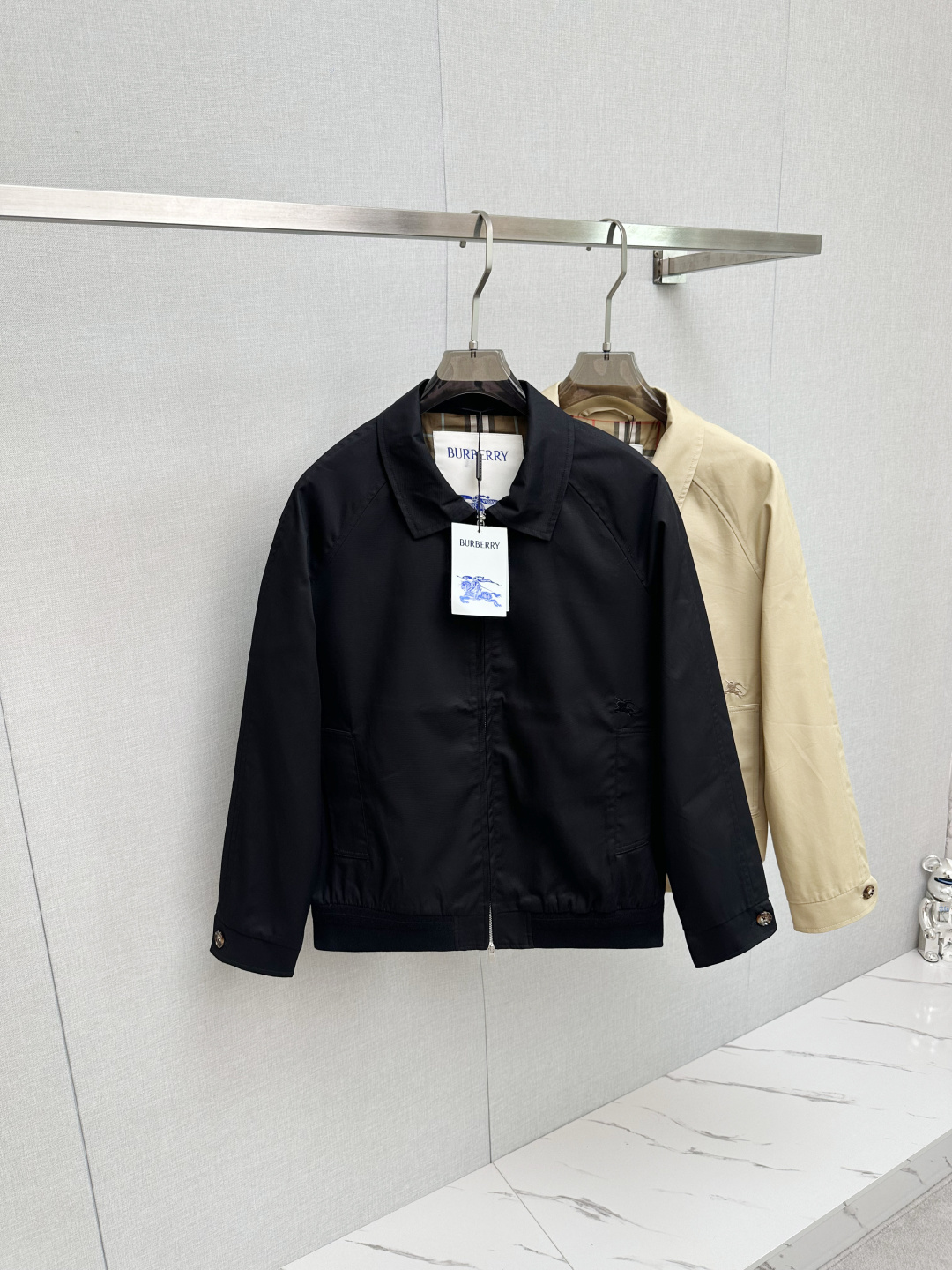 NO:522381,Bur (the latest big label for the high-end collar) 2025FW early autumn new style released Burberry lapel jacket, autumn hot jacket, plaid inner, war horse embroidered jacket, comfortable and comfortable to wear, lazy and casual, combined with clean and simple colors, it is particularly pleasing to look at, suitable for daily wear~ I love to launch sports items embellished with vitality prints!  Size S-2XL complete three specifications H2025 new model first launch, burberry, burberry, jackets & coats, jackets & coats, alexander wang19860909Bur（高版本领口最新大标） 2025FW早秋新款发布巴宝莉翻领夹克外套,秋季爆款外套,格子内里,战马刺绣款外套,穿上就是舒适自在又显瘦的存在,慵懒而随性,结合干净简单的色系就特别耐看,适合日常穿着~倾情推出缀饰活力印花的运动单品！ 尺码S-2XL 三标齐全 H2025新款首发,,burberry,burberry,jackets & coats,jackets & coats,alexander wang,Men's clothing