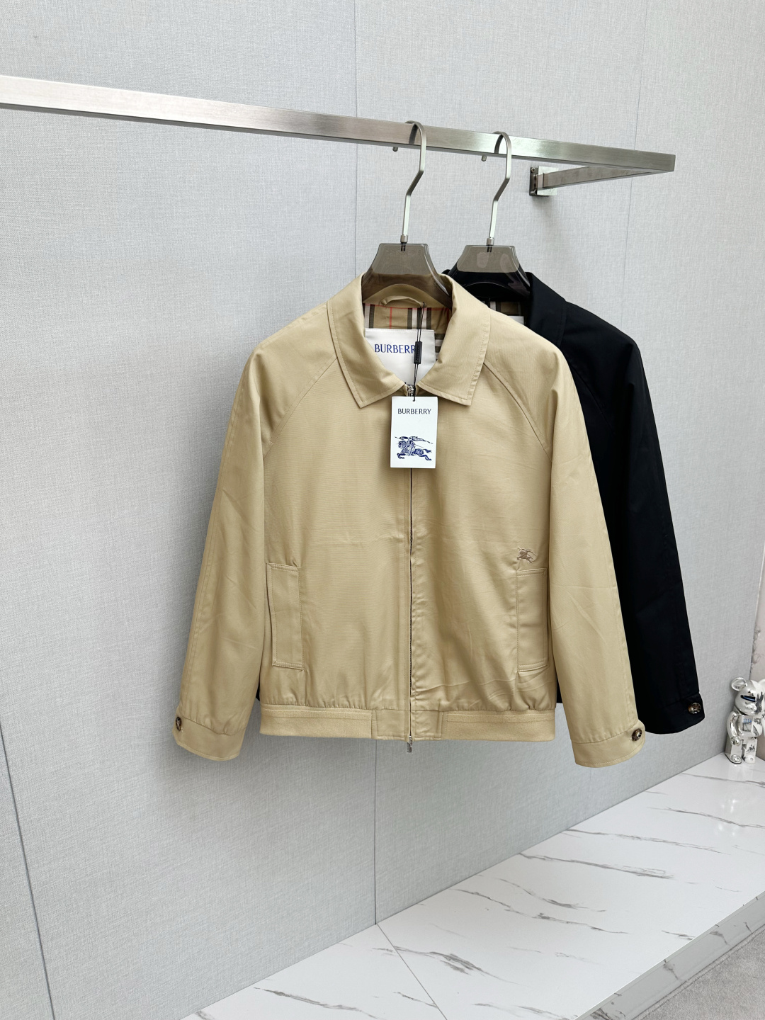 NO:549948,Bur (the latest big label for the high-end collar) 2025FW early autumn new style released Burberry lapel jacket, autumn hot jacket, plaid inner, war horse embroidered jacket, comfortable and comfortable to wear, lazy and casual, combined with clean and simple colors, it is particularly pleasing to look at, suitable for daily wear~ I love to launch sports items embellished with vitality prints!  Size S-2XL complete three specifications H2025 new model first launch, burberry, burberry, jackets & coats, jackets & coats, alexander wang19860909Bur（高版本领口最新大标） 2025FW早秋新款发布巴宝莉翻领夹克外套,秋季爆款外套,格子内里,战马刺绣款外套,穿上就是舒适自在又显瘦的存在,慵懒而随性,结合干净简单的色系就特别耐看,适合日常穿着~倾情推出缀饰活力印花的运动单品！ 尺码S-2XL 三标齐全 H2025新款首发,,burberry,burberry,jackets & coats,jackets & coats,alexander wang,Men's clothing