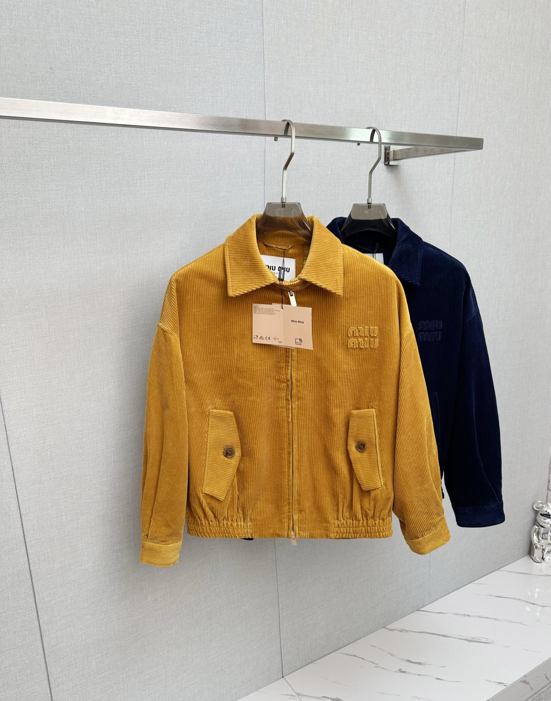 NO:549980,FW2025 The most beautiful corduroy lapel jacket for men and women, logo letter sticker jacket, really understand fashion #boy camp #miu boy #commuting most versatile S-2XL,,miumiu, jackets & coats, jackets & coats, alexander wang19860909FW2025男女同款Miu缪最美灯芯绒翻领夹克外套 logo字母贴布夹克外套 真的是太懂时尚了#男孩阵营 #miu男孩 #通勤最百搭的 码数S-2XL,,miumiu,jackets & coats,jackets & coats,alexander wang,Men's clothing