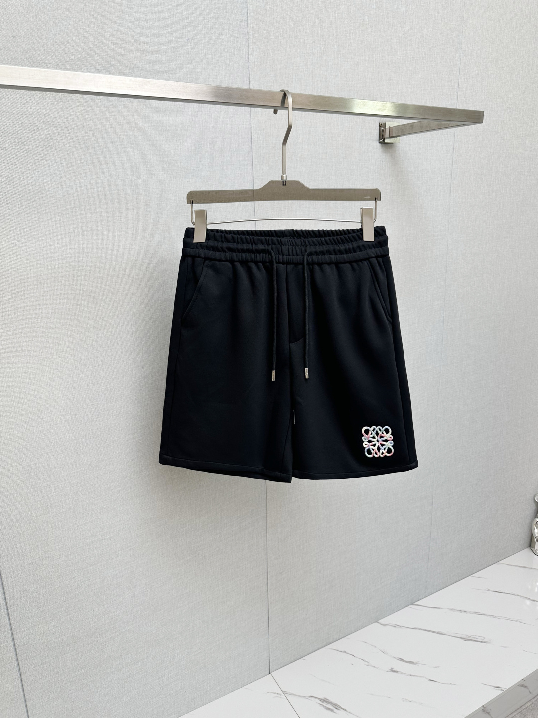 NO:483583,LO EWE 2025 spring and summer new men's casual shorts, a high-end quality choice... A versatile trousers that combine casual pants are also an indispensable matching tool in men's wardrobe. It is a classic style with practical wear!  The design style of the whole casual pants is simple and fashionable, which is very consistent with the low-luxury style setting, has excellent skin-friendly value, is easy to wear, and is full of detail!  Classic logo logo print pattern design!  This trousers are made of high-quality polyester fiber fabric. The fabric is comfortable, soft and delicate, and has a good vertical feeling. It looks very textured and has a high-end charm. The first-class and exquisite style cutting, the line is delicate, smooth and neat, and the casual and casual pants look good no matter how you match it. If you like it, buy it now. Good products are not waiting for anyone!  Size M-2XL, shorts, alexander wang19860909LO EWE 2025春夏新款男士休闲短裤,高端品质之选……一款休闲裤兼备的百搭裤装,也是男士衣橱里不可缺少的搭配神器,属于实穿型的经典款式！整条休闲裤的设计风格简洁时尚,非常符合低奢的风格设定,亲肤值优越,穿着方便,细节感十足！经典标识logo印花图案设计！此款裤装采用优质聚酯纤维面料打造而成,面料舒服,手感柔软细腻,有着很好的垂直感,看上去非常有质感,细品高级韵味十足.一流精湛的版型裁剪,走线细致平顺工整,休闲随意怎么搭配都好看的裤装,喜欢的赶紧入手吧,好货可不等人！尺码M-2XL,,shorts,alexander wang,Men's clothing