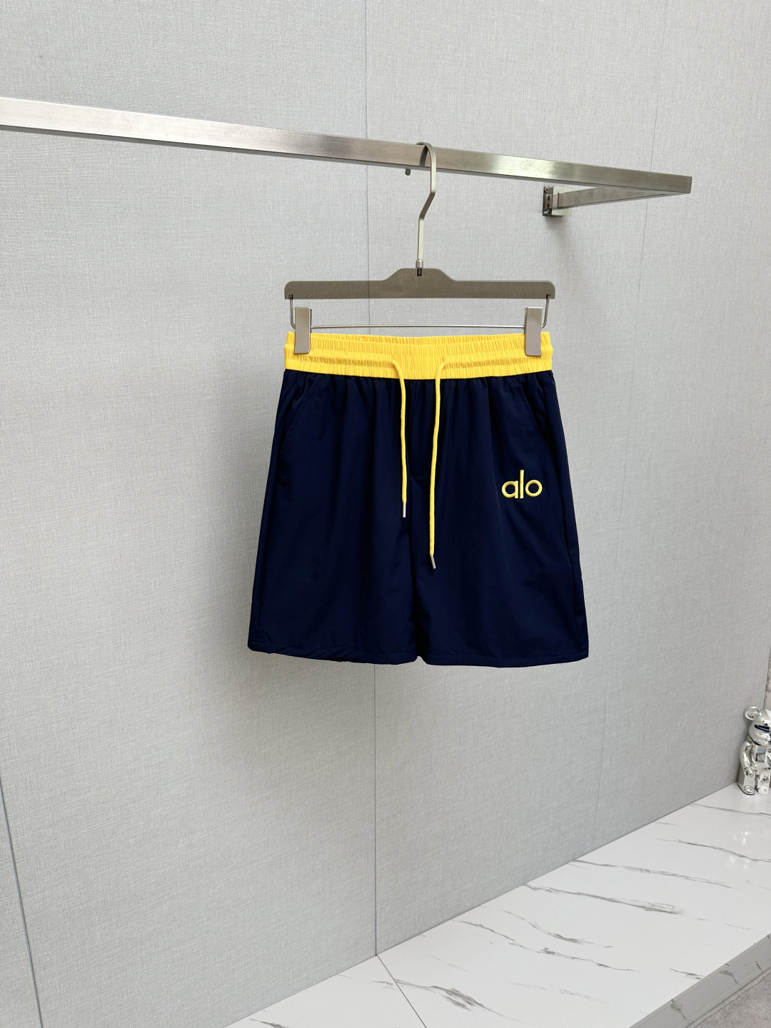 NO:483567,Alo 2025 spring and summer new men's casual shorts, a high-end quality choice... A versatile trousers that combine casual pants are also an indispensable matching tool in men's wardrobe. It is a classic style with practical wear!  The design style of the whole casual pants is simple and fashionable, which is very consistent with the low-luxury style setting, has excellent skin-friendly value, is easy to wear, and is full of detail!  Classic logo logo print pattern design!  This trousers are made of high-quality polyester fiber fabric. The fabric is comfortable, soft and delicate, and has a good vertical feeling. It looks very textured and has a high-end charm. The first-class and exquisite style cutting, the line is delicate, smooth and neat, and the casual and casual pants look good no matter how you match it. If you like it, buy it now. Good products are not waiting for anyone!  Size M-3XL, shorts, alexander wang19860909Alo 2025春夏新款男士休闲短裤,高端品质之选……一款休闲裤兼备的百搭裤装,也是男士衣橱里不可缺少的搭配神器,属于实穿型的经典款式！整条休闲裤的设计风格简洁时尚,非常符合低奢的风格设定,亲肤值优越,穿着方便,细节感十足！经典标识logo印花图案设计！此款裤装采用优质聚酯纤维面料打造而成,面料舒服,手感柔软细腻,有着很好的垂直感,看上去非常有质感,细品高级韵味十足.一流精湛的版型裁剪,走线细致平顺工整,休闲随意怎么搭配都好看的裤装,喜欢的赶紧入手吧,好货可不等人！尺码M-3XL,,shorts,alexander wang,Men's clothing