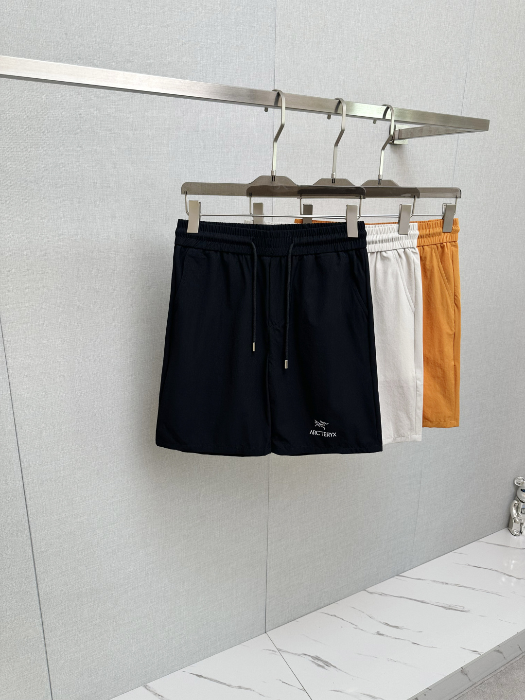 NO:483575,Archaeopteryx 2025 spring and summer new men's casual shorts, high-end quality choice... A versatile trousers that combine casual pants are also an indispensable matching tool in men's wardrobe. It is a classic style with practical wear!  The design style of the whole casual pants is simple and fashionable, which is very consistent with the low-luxury style setting, has excellent skin-friendly value, is easy to wear, and is full of detail!  Classic logo logo print pattern design!  This trousers are made of high-quality polyester fiber fabric. The fabric is comfortable, soft and delicate, and has a good vertical feeling. It looks very textured and has a high-end charm. The first-class and exquisite style cutting, the line is delicate, smooth and neat, and the casual and casual pants look good no matter how you match it. If you like it, buy it now. Good products are not waiting for anyone!  Size M-2XL, arc'teryx, shorts, alexander wang19860909始祖鸟 2025春夏新款男士休闲短裤,高端品质之选……一款休闲裤兼备的百搭裤装,也是男士衣橱里不可缺少的搭配神器,属于实穿型的经典款式！整条休闲裤的设计风格简洁时尚,非常符合低奢的风格设定,亲肤值优越,穿着方便,细节感十足！经典标识logo印花图案设计！此款裤装采用优质聚酯纤维面料打造而成,面料舒服,手感柔软细腻,有着很好的垂直感,看上去非常有质感,细品高级韵味十足.一流精湛的版型裁剪,走线细致平顺工整,休闲随意怎么搭配都好看的裤装,喜欢的赶紧入手吧,好货可不等人！尺码M-2XL,arc'teryx,shorts,alexander wang,Men's clothing