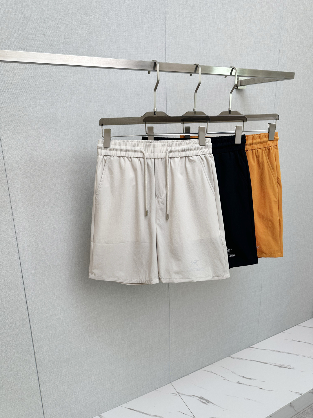 NO:504965,Archaeopteryx 2025 spring and summer new men's casual shorts, a high-end quality choice... A versatile trousers that combine casual pants are also an indispensable matching tool in men's wardrobe. It is a classic style with practical wear!  The design style of the whole casual pants is simple and fashionable, which is very consistent with the low-luxury style setting, has excellent skin-friendly value, is easy to wear, and is full of detail!  Classic logo logo print pattern design!  This trousers are made of high-quality polyester fiber fabric. The fabric is comfortable, soft and delicate, and has a good vertical feeling. It looks very textured and has a high-end charm. The first-class and exquisite style cutting, the line is delicate, smooth and neat, and the casual and casual pants look good no matter how you match it. If you like it, buy it now. Good products are not waiting for anyone!  Size M-2XL, arc'teryx, shorts, alexander wang19860909始祖鸟 2025春夏新款男士休闲短裤,高端品质之选……一款休闲裤兼备的百搭裤装,也是男士衣橱里不可缺少的搭配神器,属于实穿型的经典款式！整条休闲裤的设计风格简洁时尚,非常符合低奢的风格设定,亲肤值优越,穿着方便,细节感十足！经典标识logo印花图案设计！此款裤装采用优质聚酯纤维面料打造而成,面料舒服,手感柔软细腻,有着很好的垂直感,看上去非常有质感,细品高级韵味十足.一流精湛的版型裁剪,走线细致平顺工整,休闲随意怎么搭配都好看的裤装,喜欢的赶紧入手吧,好货可不等人！尺码M-2XL,arc'teryx,shorts,alexander wang,Men's clothing