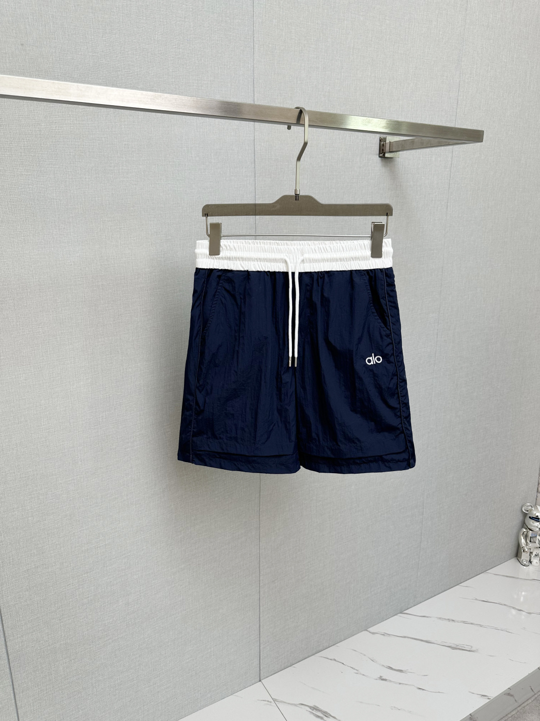 NO:504971,Alo 2025 spring and summer new men's casual shorts, a high-end quality choice... A versatile trousers that combine casual pants are also an indispensable matching tool in men's wardrobe. It is a classic style with practical wear!  The design style of the whole casual pants is simple and fashionable, which is very consistent with the low-luxury style setting, has excellent skin-friendly value, is easy to wear, and is full of detail!  Classic logo logo print pattern design!  This trousers are made of high-quality polyester fiber fabric. The fabric is comfortable, soft and delicate, and has a good vertical feeling. It looks very textured and has a high-end charm. The first-class and exquisite style cutting, the line is delicate, smooth and neat, and the casual and casual pants look good no matter how you match it. If you like it, buy it now. Good products are not waiting for anyone!  Size M-3XL, shorts, alexander wang19860909Alo 2025春夏新款男士休闲短裤,高端品质之选……一款休闲裤兼备的百搭裤装,也是男士衣橱里不可缺少的搭配神器,属于实穿型的经典款式！整条休闲裤的设计风格简洁时尚,非常符合低奢的风格设定,亲肤值优越,穿着方便,细节感十足！经典标识logo印花图案设计！此款裤装采用优质聚酯纤维面料打造而成,面料舒服,手感柔软细腻,有着很好的垂直感,看上去非常有质感,细品高级韵味十足.一流精湛的版型裁剪,走线细致平顺工整,休闲随意怎么搭配都好看的裤装,喜欢的赶紧入手吧,好货可不等人！尺码M-3XL,,shorts,alexander wang,Men's clothing