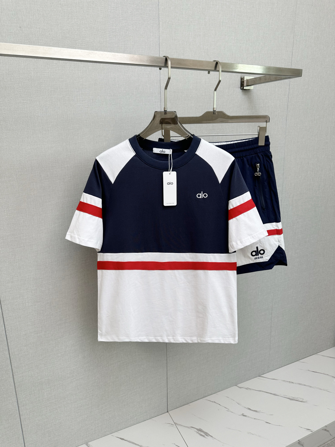 NO:483516,Tops, Shorts 230 Removable Alo 2025 Spring and Summer New Men's Short Sleeve Set Brand Latest Design Elements!  Neither monotonous nor complicated, it shows taste just right!  Customer-supplied top-quality custom pure cotton fabrics!  Comfortable, sweat-absorbing and breathable, the unique high-end fabric presents a simple and elegant temperament!  Front and rear logo pattern embroidery design!  Full three-dimensional! Standard cutting design!  Every detail is a synchronized with high-end fashion. Size: M-3XL, shorts, T-shirt, alexander wang19860909上衣 短裤230 可拆 Alo 2025春夏新款男士短袖套装 品牌最新设计元素！既不单调也不复杂,恰到好处的展现品味！客供顶级定制纯棉面料！舒适吸汗透气根本不在话下,面料独具的高奢感呈现简约优雅气质！前后logo图案刺绣设计！饱满立体!标准裁剪设计！每一处细节都是与高端时尚同步的体现.尺码:M-3XL,,shorts,T-shirt,alexander wang,Men's clothing