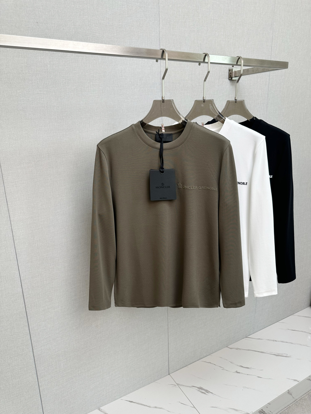 NO:524509,Moncler Mengjia 2025 autumn and winter new trade order long-sleeved base shirt, full quality!  !  Internet celebrity style!  The craftsmanship adopts the chest logo badge design!  The upper body is comfortable and breathable, not stiff, and the overall three-dimensional feeling is rich. Quality export orders, customized exclusive long-length cotton fabric tailoring to meet the simple needs of commuters for dressing. The upper body is very effective, it looks slim and not picky about the figure. The fabric workmanship... Improper, good craftsmanship can make you look good and tasteful, a must-have item for everyone!  Size 48-56, alexander wang19860909Moncler蒙家 2025秋冬新款贸易订单长袖打底衫,全品相！！网红款！工艺采用胸前logo徽章设计！上身舒适透气,不僵硬,整体有着丰富的立体感,品质出口订单,定制专属长绒棉面料剪裁,满足通勤人们对于着装的简约需求,上身效果很好,显瘦,不挑剔身材.面料做工....无可挑剔,好工艺好面料才能穿出好品味一款,人手必备单品！尺码48—56,,alexander wang,Men's clothing