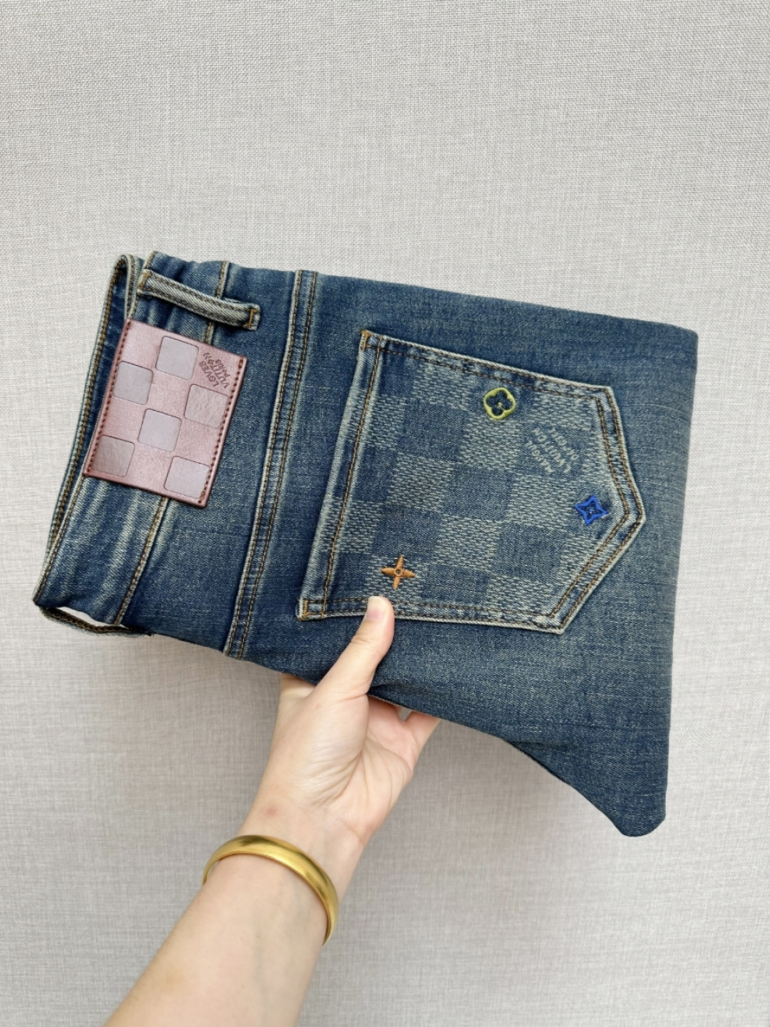 NO:504983,The official website counter is available at the same time. The original single product is a super stylish jeans, customized original washing denim fabric, unique design, top-grade printing craft letter pattern logo, original hardware and auxiliary decoration, extremely superior jeans, the materials and craftsmanship are extremely luxurious and exquisite, the grade is extremely high, the upper body is handsome and stylish, recommended, digits 28-38, jeans, alexander wang19860909官网专柜同步有售,原单狠货,超级有范儿的一款牛仔裤,定制原版水洗牛仔面料,独特设计,顶级印花工艺字母图案logo,原版五金辅料装饰,极为翘楚的一款牛仔裤,用料与工艺都极致奢华精湛,档次极高,上身帅气有型,推荐,码数28—38,,jeans,alexander wang,Men's clothing