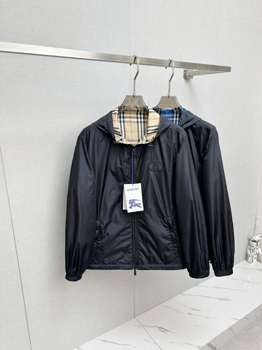 NO:514649,BURB Double-sided Jacket!  2025 spring and summer new men's casual jacket, foreign trade company order!  Customer-supplied original linen material, one of the classic proprietary fabrics!  The texture is light, soft and delicate, but the shape is straight and stylish!  It adopts a multi-layer structure and has windproof performance. The pockets are decorated with details and are extremely luxurious... Perfectly interpreting high-quality quality. Customized original hardware is available for customers!  Size S—XL, burberry, jackets & coats, jackets & coats, alexander wang19860909BURB 双面夹克！2025春夏新品男士休闲夹克外套,外贸公司订单！客供原版亚麻材质,经典的专有织物之一！ 质地轻盈、触感又柔软细腻、但型态又笔挺有型！ 采用多层结构、具备防风性能. 口袋饰有细节、奢华极致… 完美演绎高品质品相.客供定制原版五金！尺码S—XL,,burberry,jackets & coats,jackets & coats,alexander wang,Men's clothing